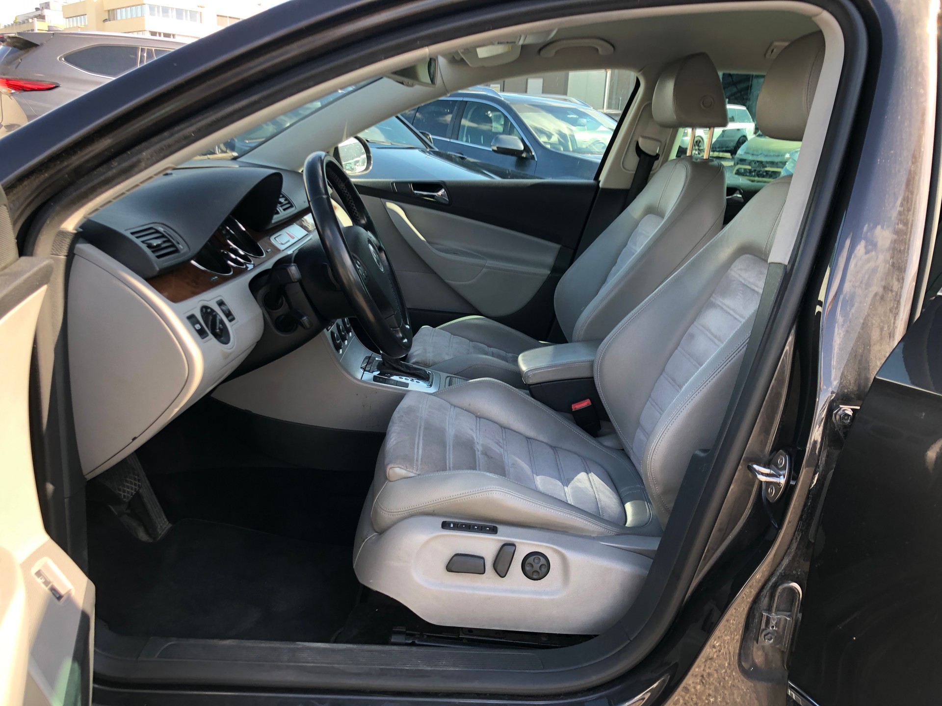VW Passat Variant 3.2 V6 FSI Highline 4Motion-image-8