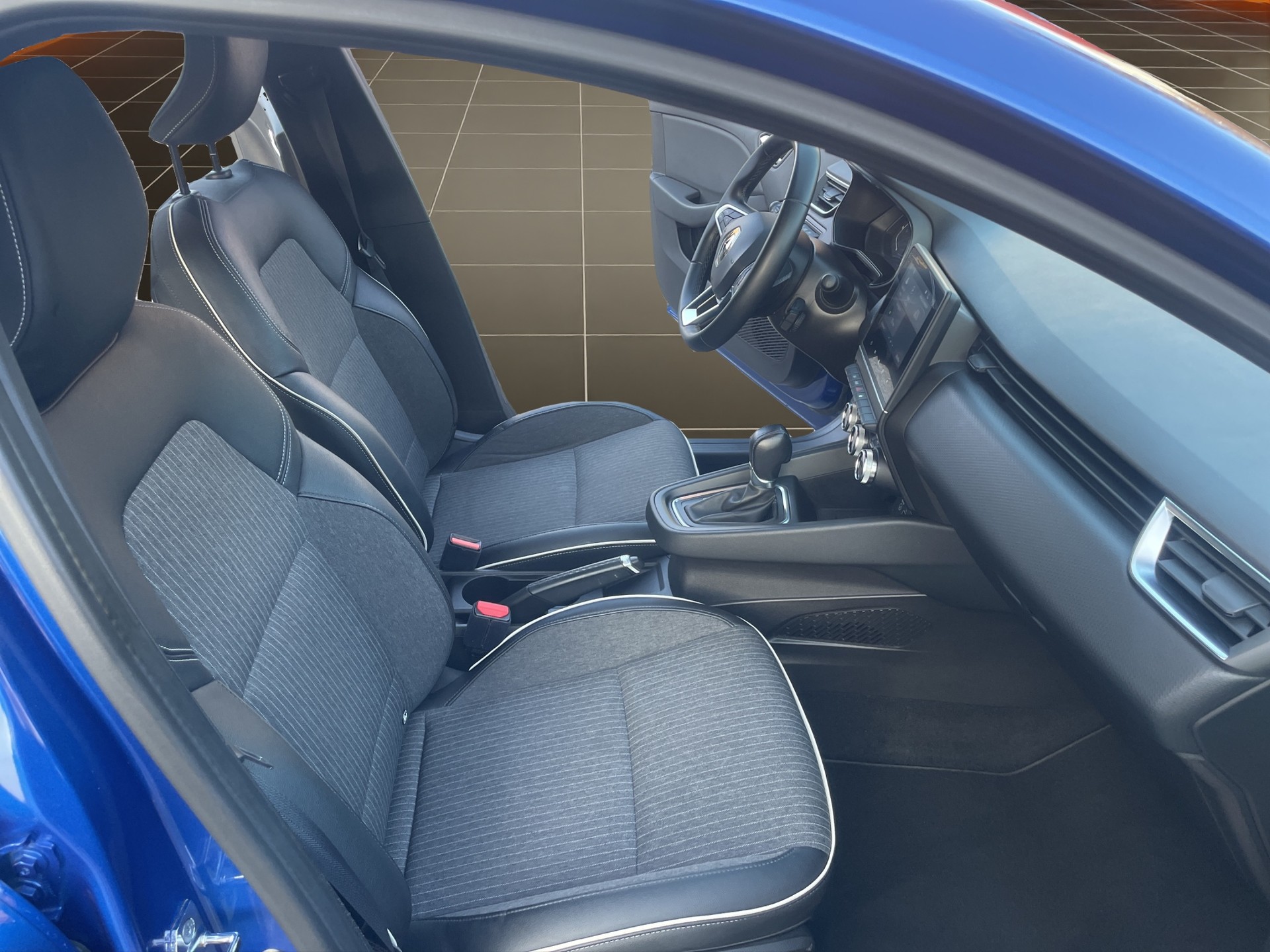 RENAULT Clio 1.6 E-Tech Intens-image-12