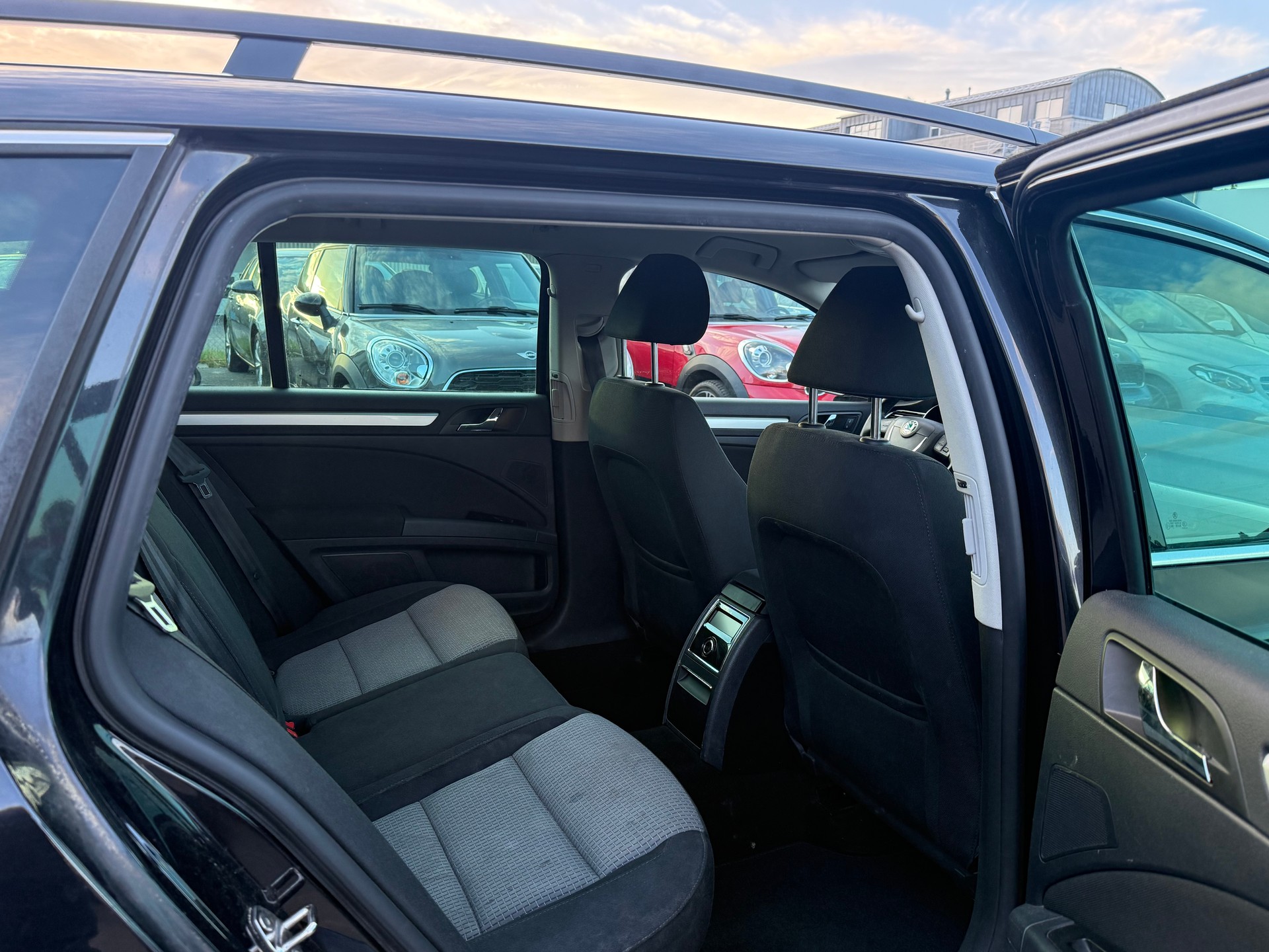 SKODA Superb Combi 2.0 TDi Ambition DSG-image-9