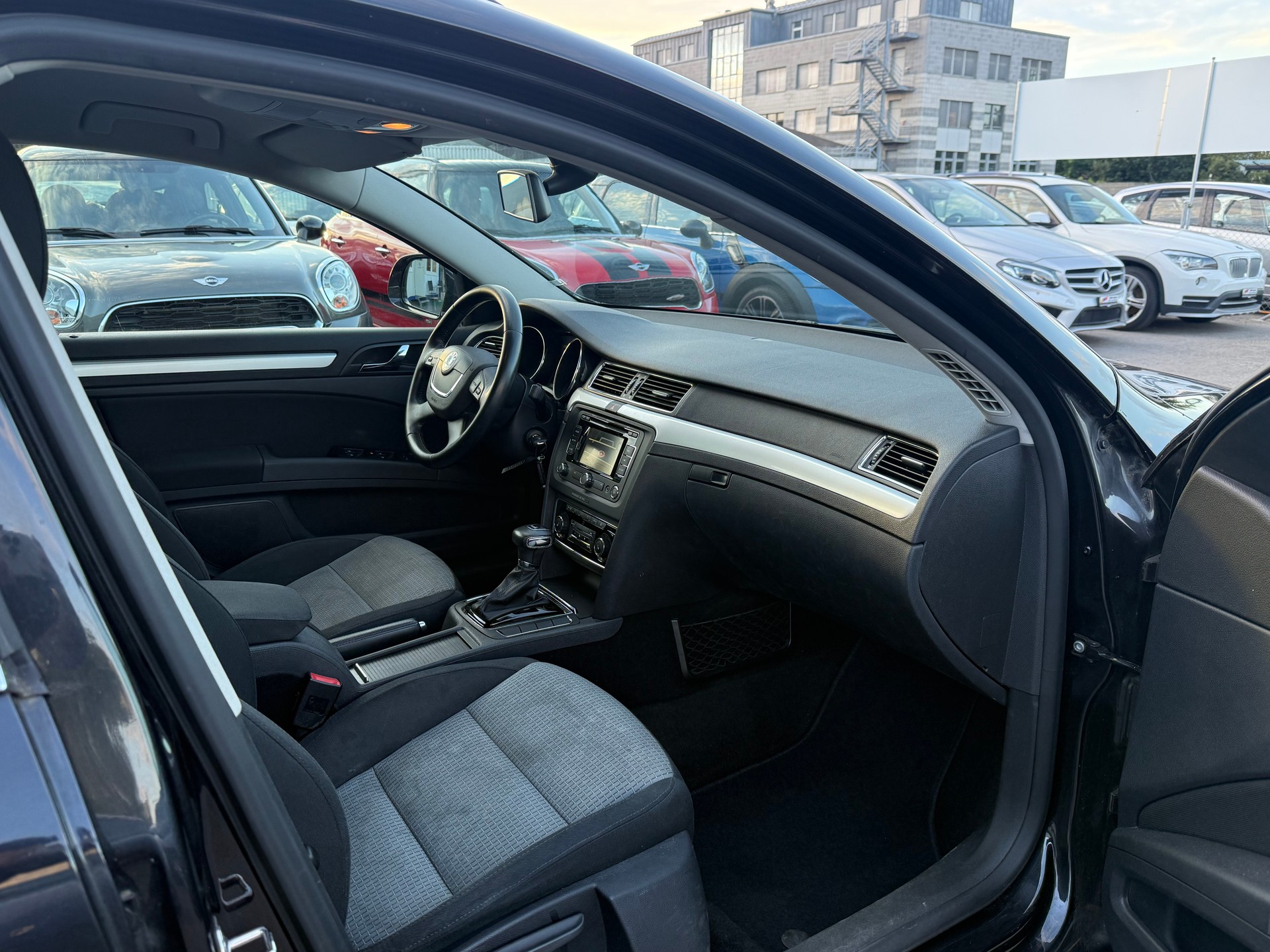 SKODA Superb Combi 2.0 TDi Ambition DSG-image-6