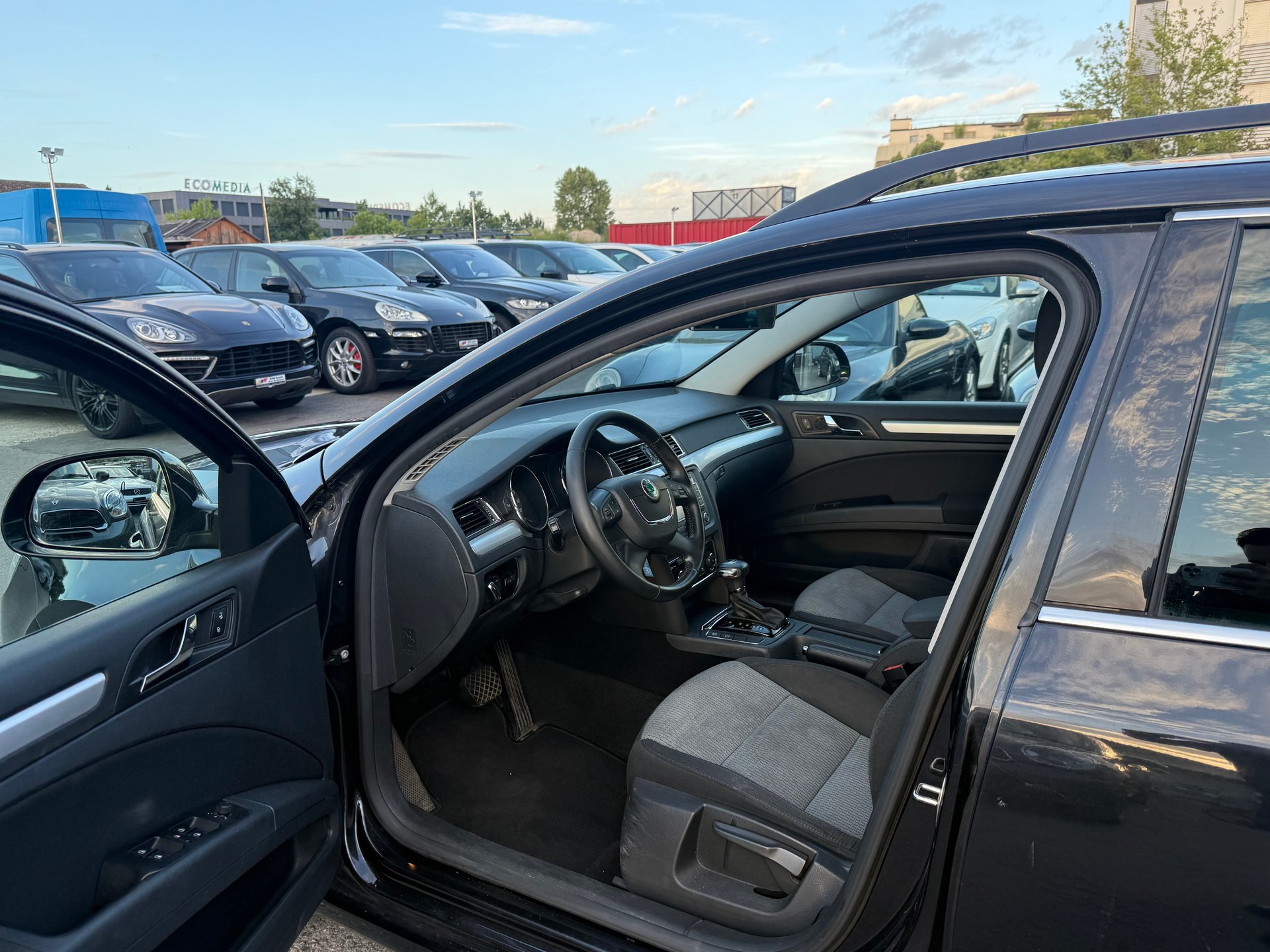 SKODA Superb Combi 2.0 TDi Ambition DSG-image-8