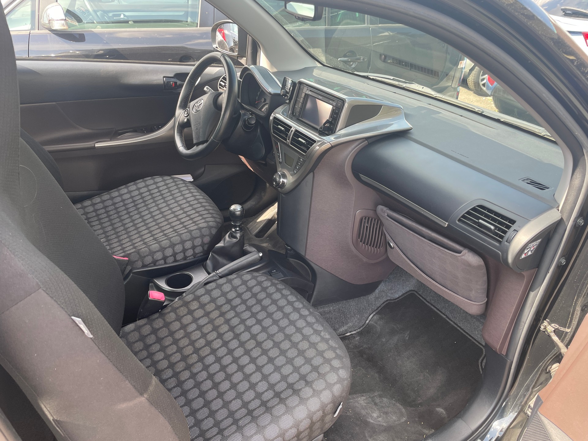 TOYOTA iQ 1.4 D-4D Linea Sol-image-6