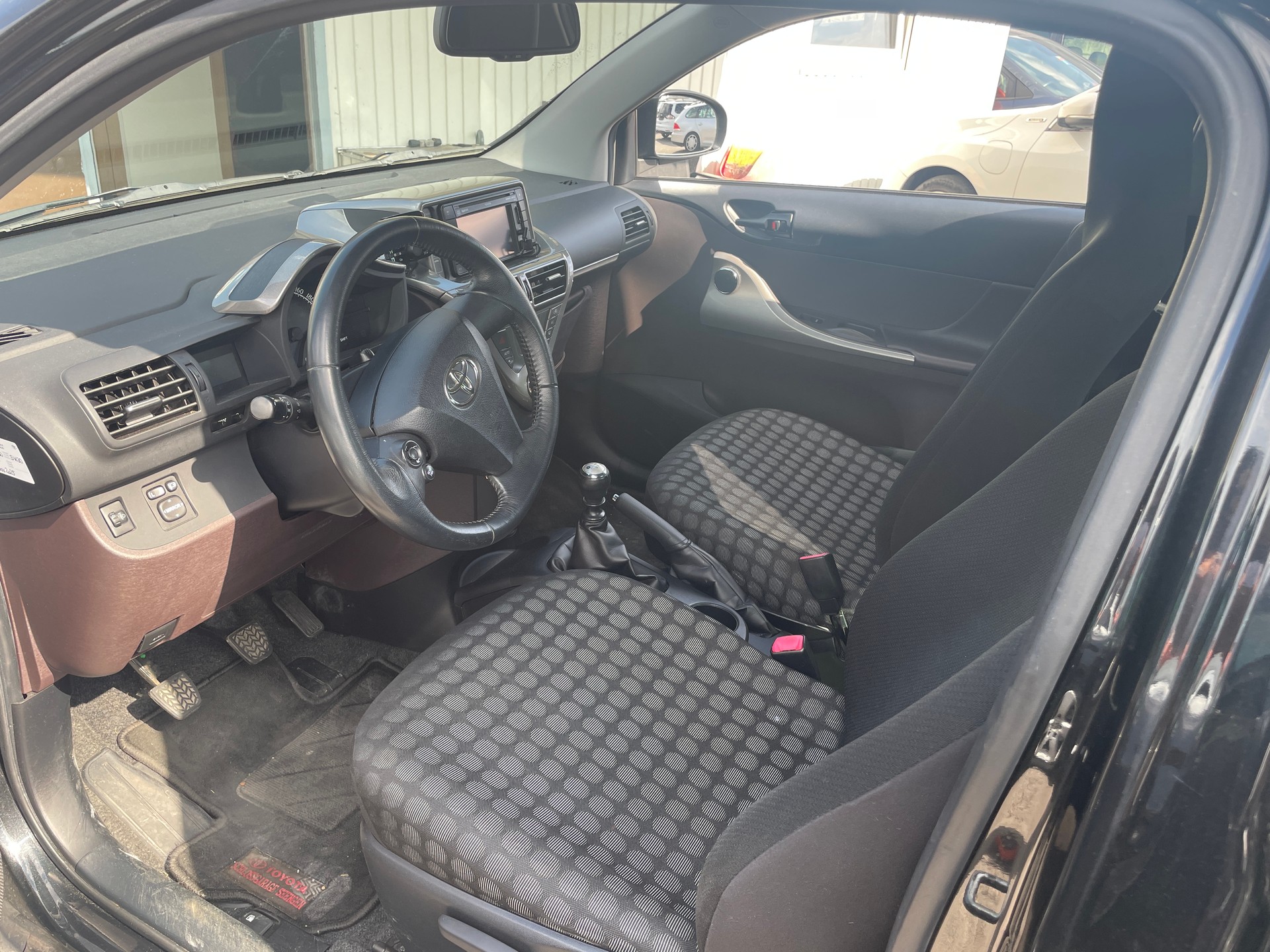 TOYOTA iQ 1.4 D-4D Linea Sol-image-5