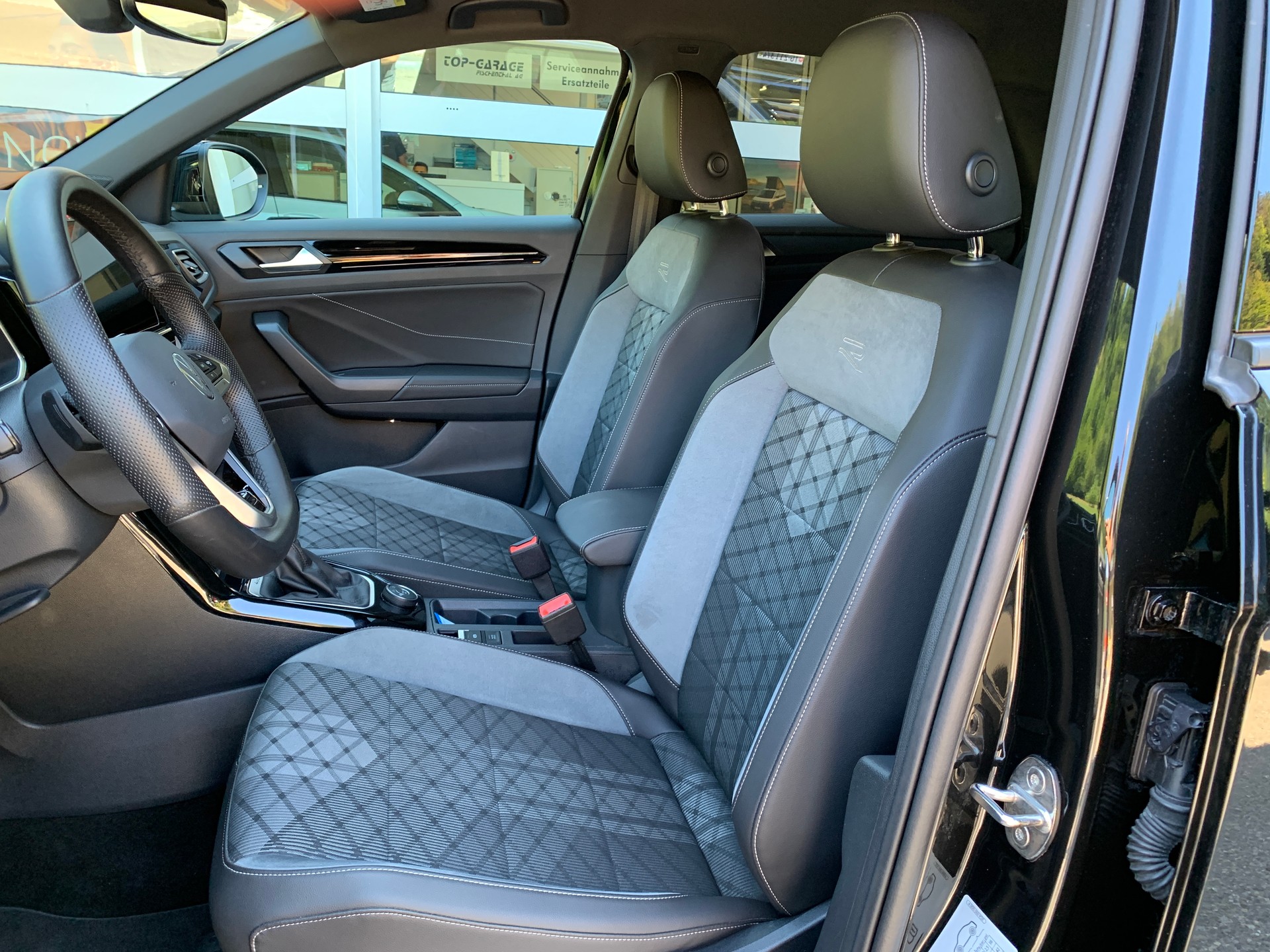 VW T-Roc 2.0 TSI R-Line DSG 4Motion-image-8