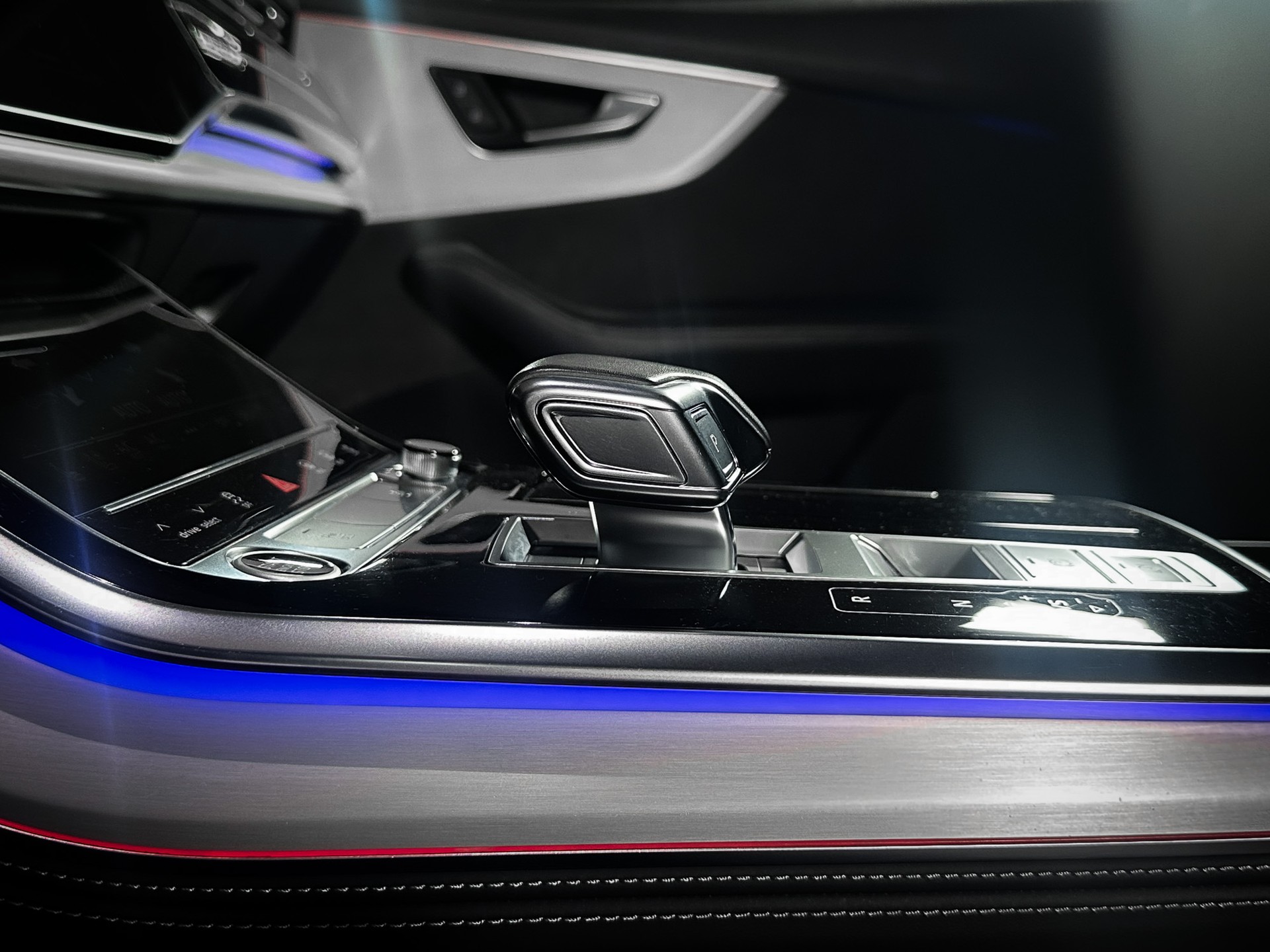 AUDI Q8 50 TDI quattro tiptronic-image-18