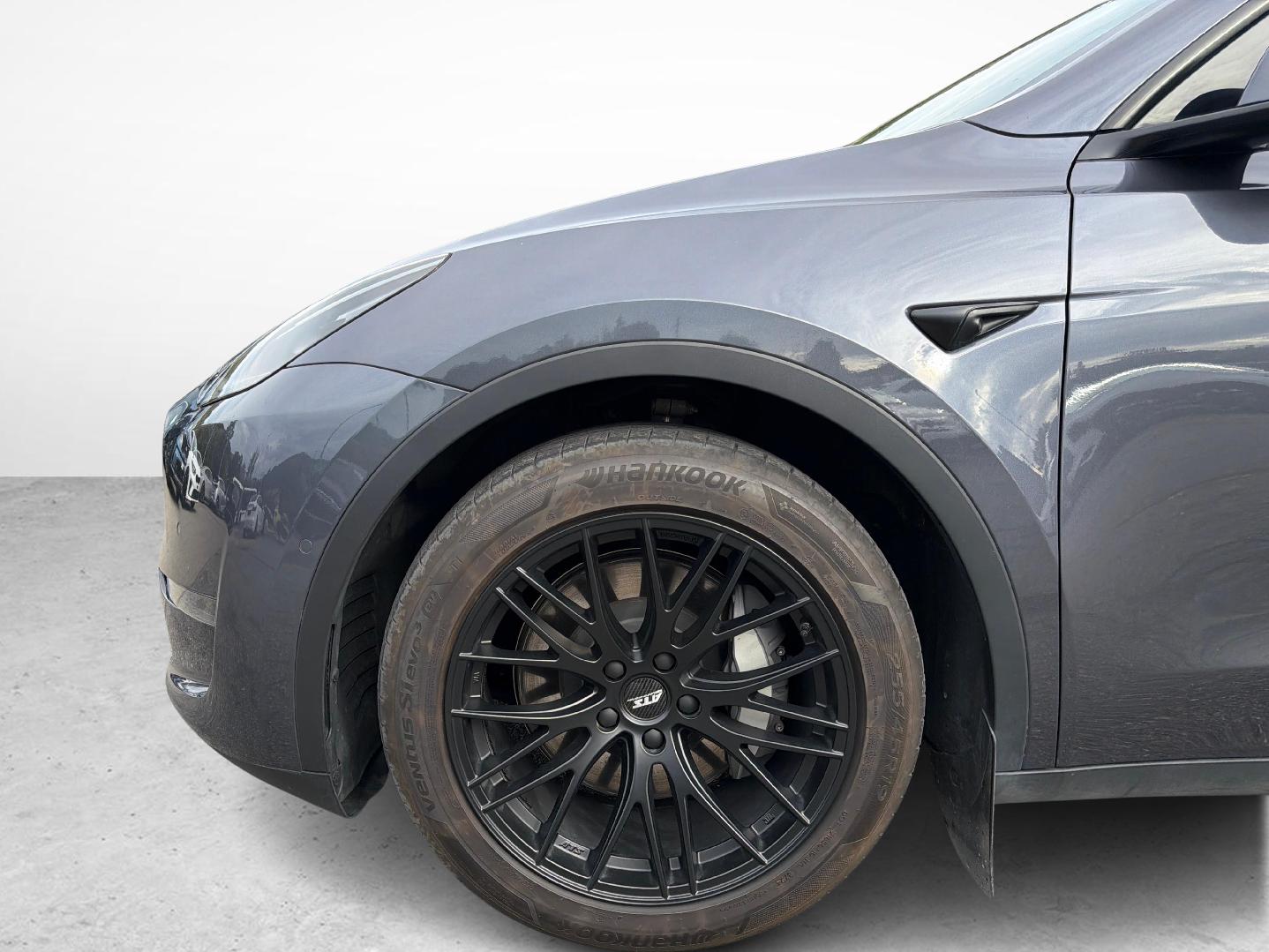 TESLA Model Y Long Range D-image-11