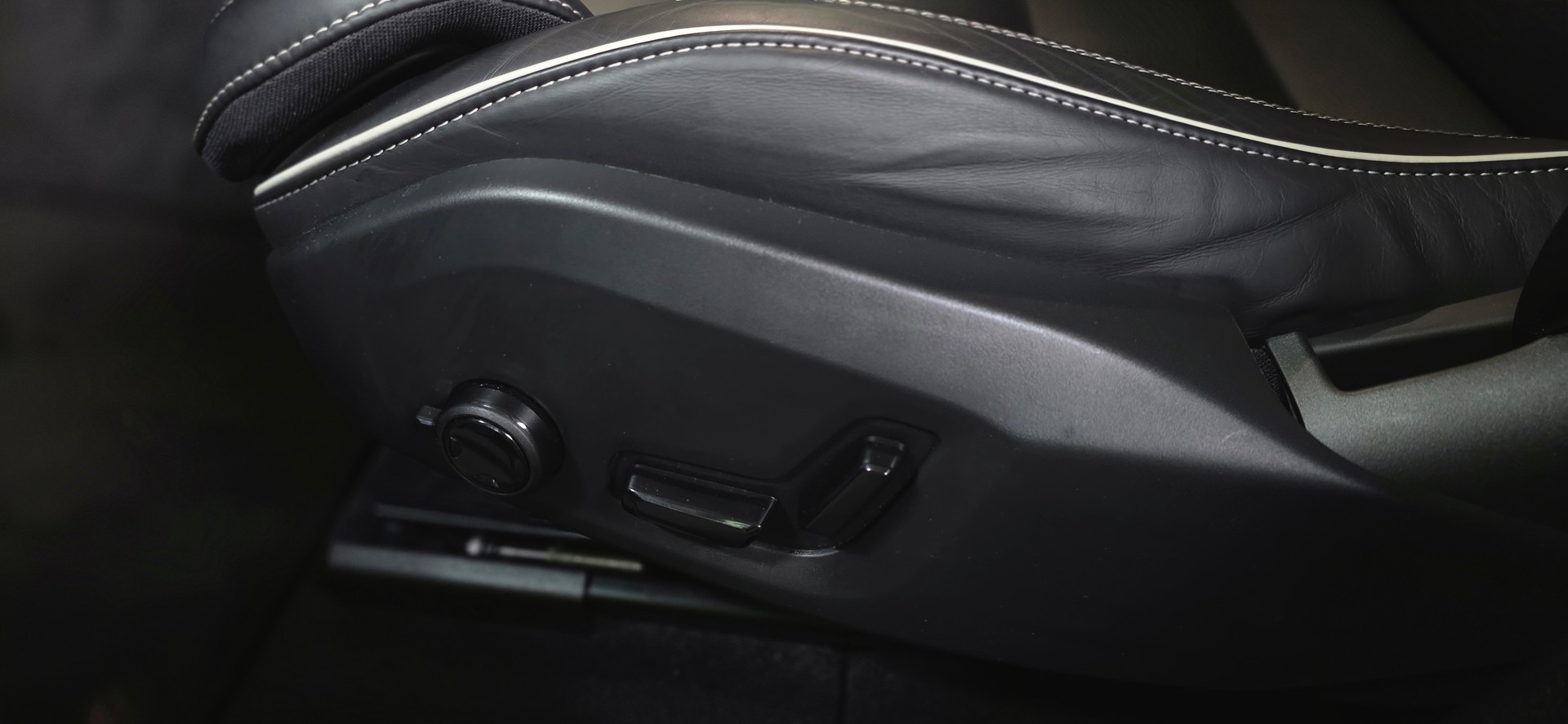 VOLVO XC60 B5 Benzin Mild Hybrid AWD Plus Dark Geartronic-image-24