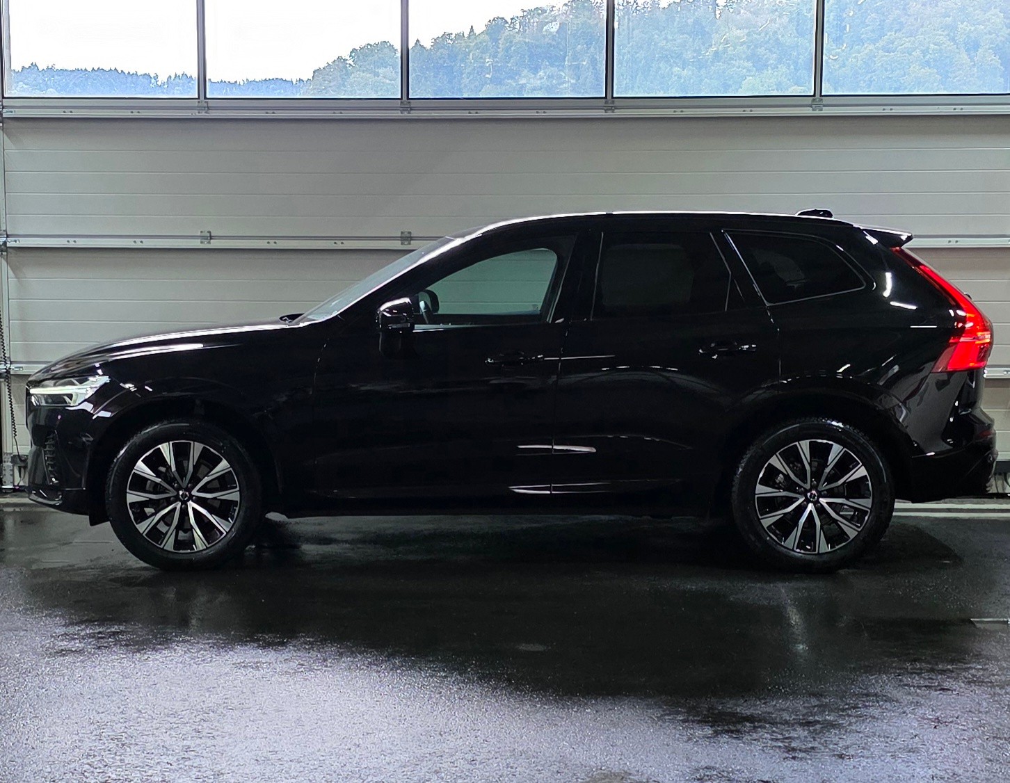 VOLVO XC60 B5 Benzin Mild Hybrid AWD Plus Dark Geartronic-image-1