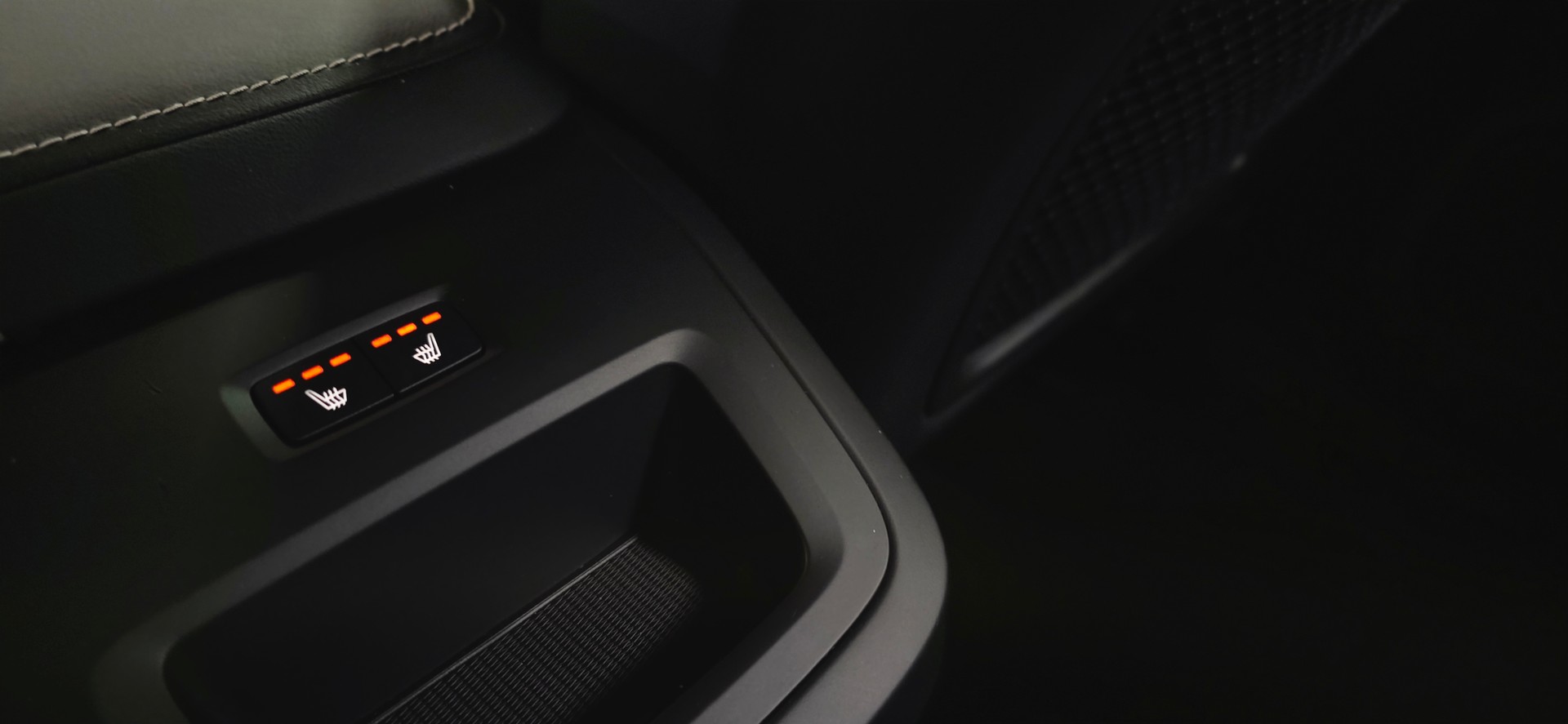 VOLVO XC60 B5 Benzin Mild Hybrid AWD Plus Dark Geartronic-image-21