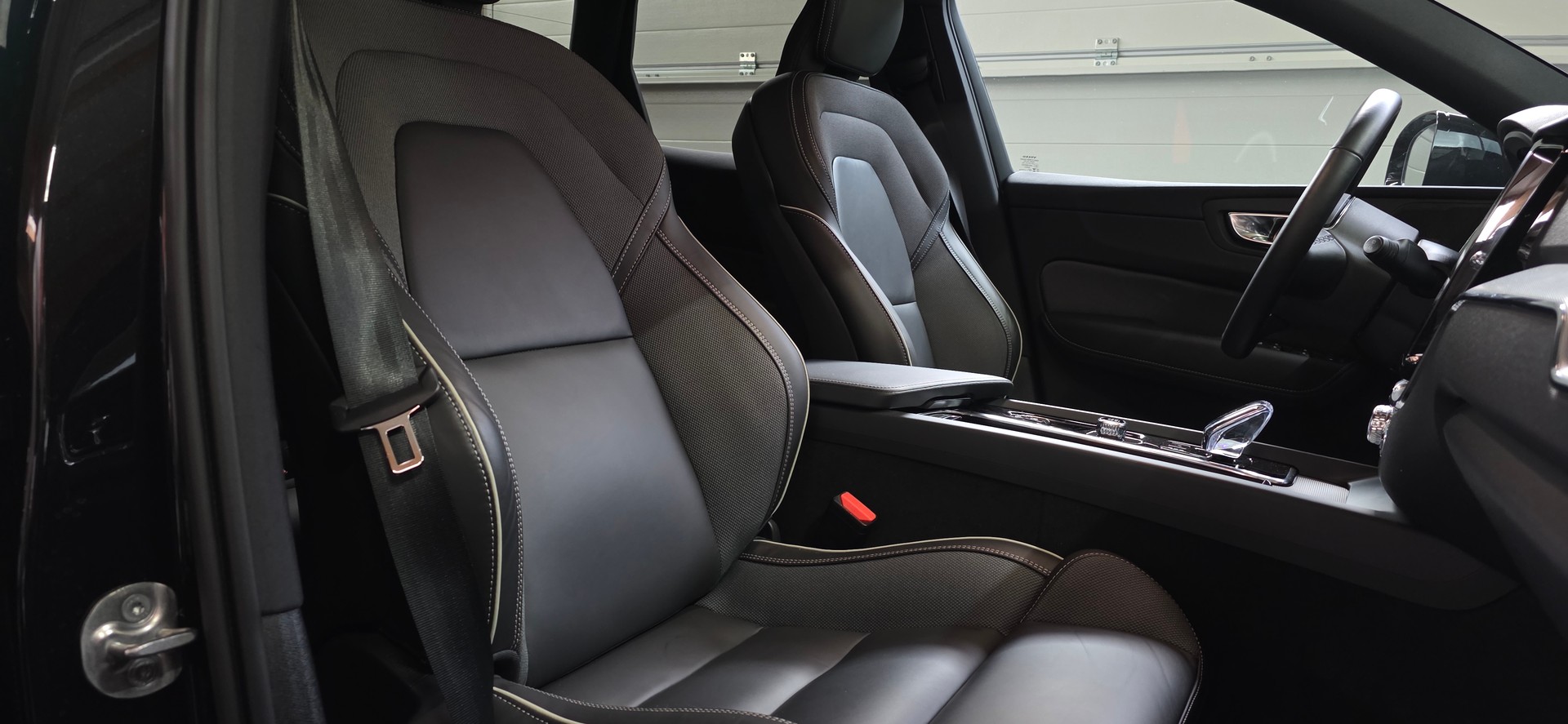 VOLVO XC60 B5 Benzin Mild Hybrid AWD Plus Dark Geartronic-image-26
