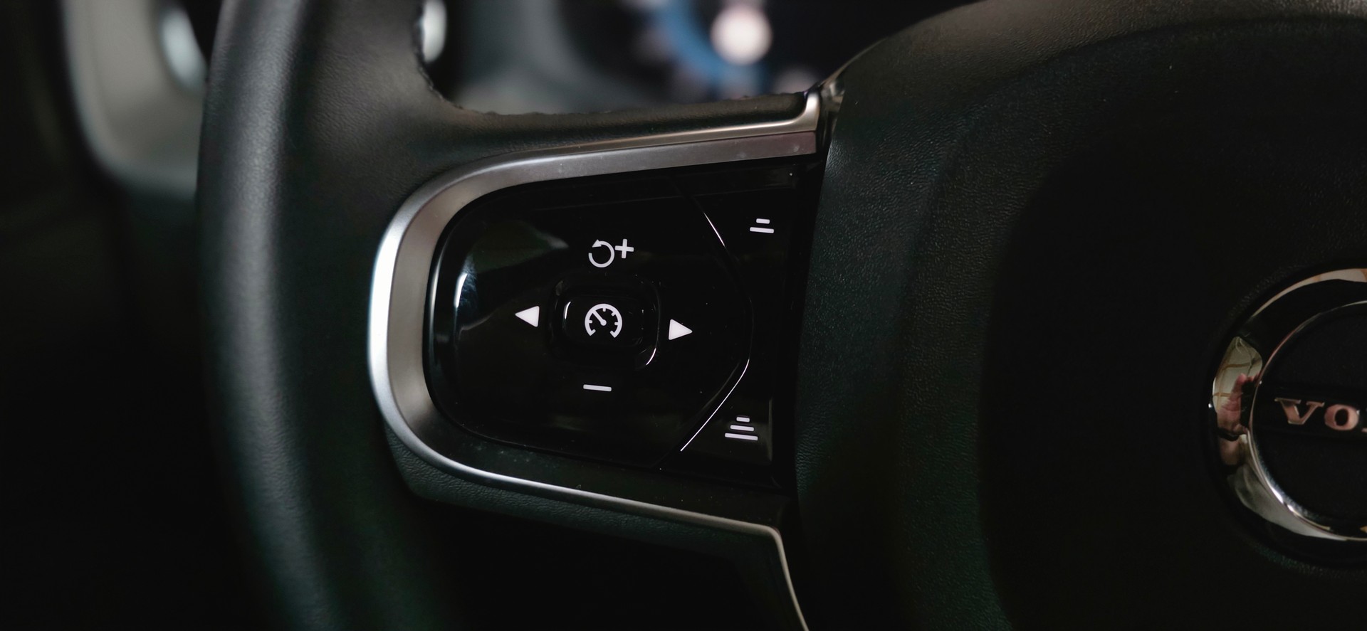 VOLVO XC60 B5 Benzin Mild Hybrid AWD Plus Dark Geartronic-image-14