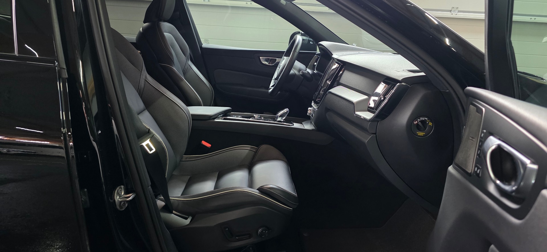 VOLVO XC60 B5 Benzin Mild Hybrid AWD Plus Dark Geartronic-image-25