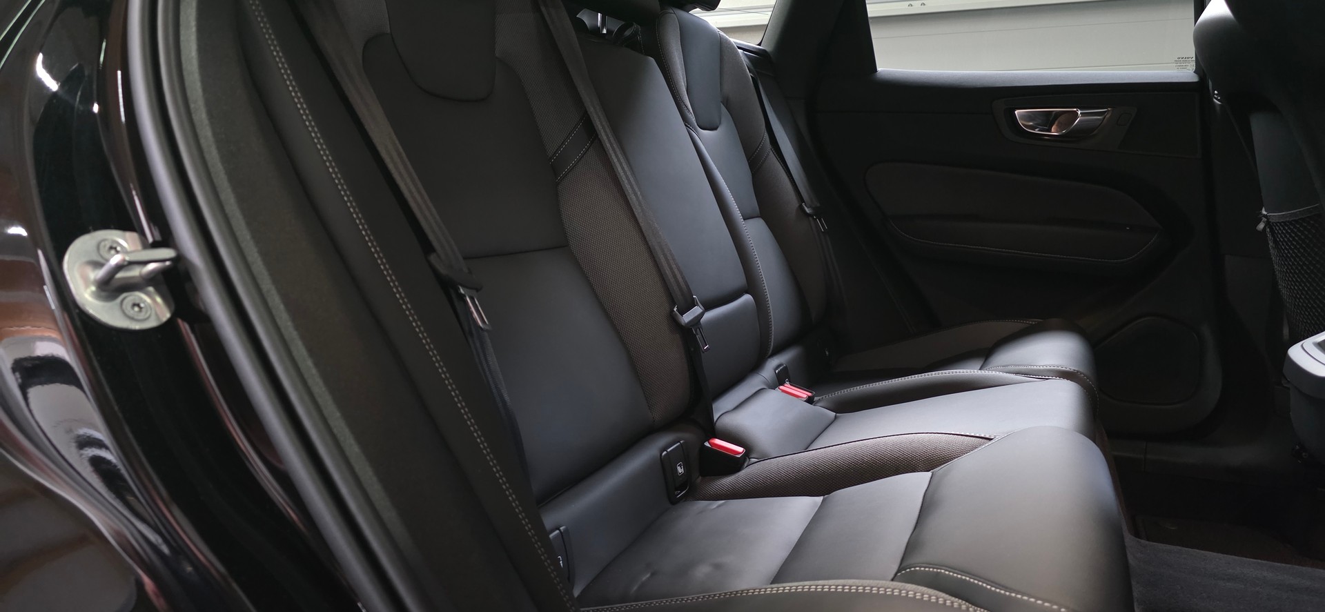 VOLVO XC60 B5 Benzin Mild Hybrid AWD Plus Dark Geartronic-image-28