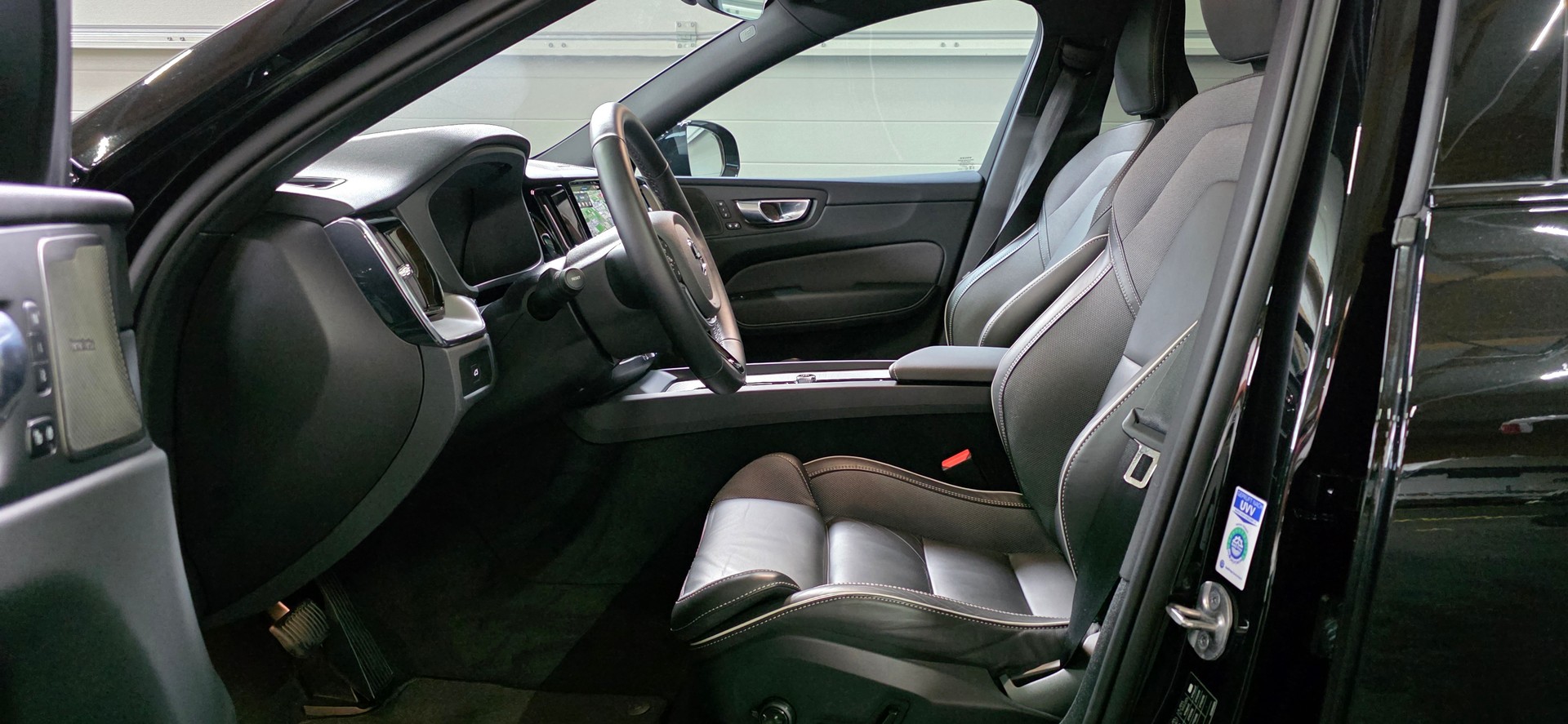 VOLVO XC60 B5 Benzin Mild Hybrid AWD Plus Dark Geartronic-image-8