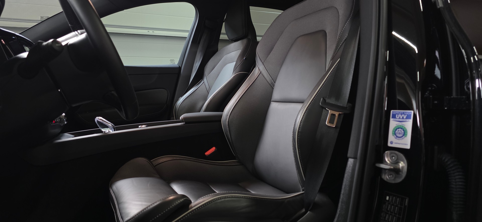 VOLVO XC60 B5 Benzin Mild Hybrid AWD Plus Dark Geartronic-image-9