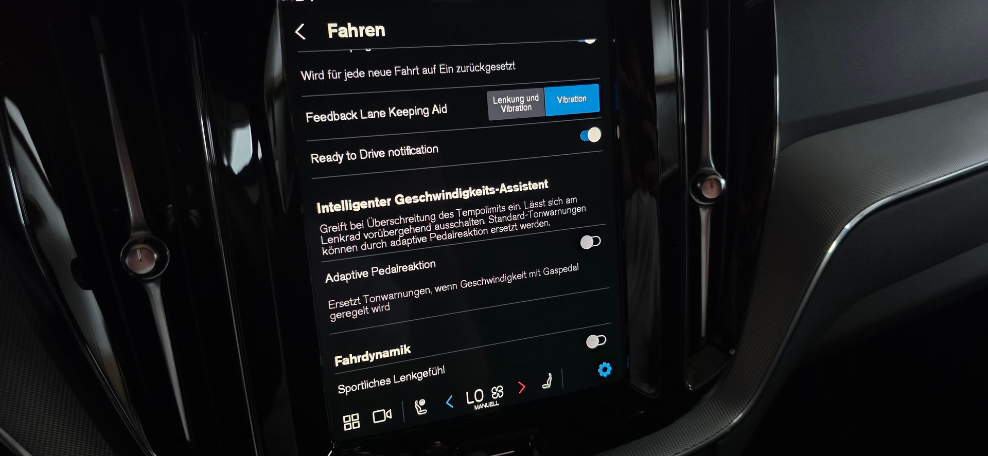 VOLVO XC60 B5 Benzin Mild Hybrid AWD Plus Dark Geartronic-image-16