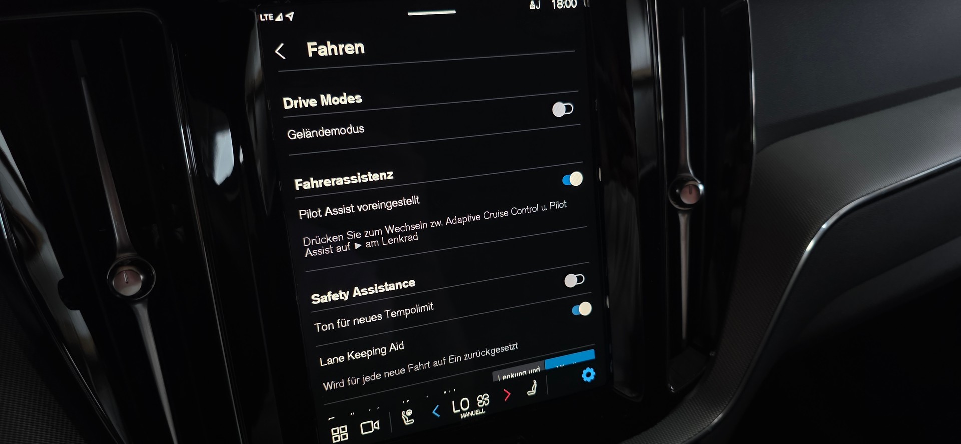 VOLVO XC60 B5 Benzin Mild Hybrid AWD Plus Dark Geartronic-image-17