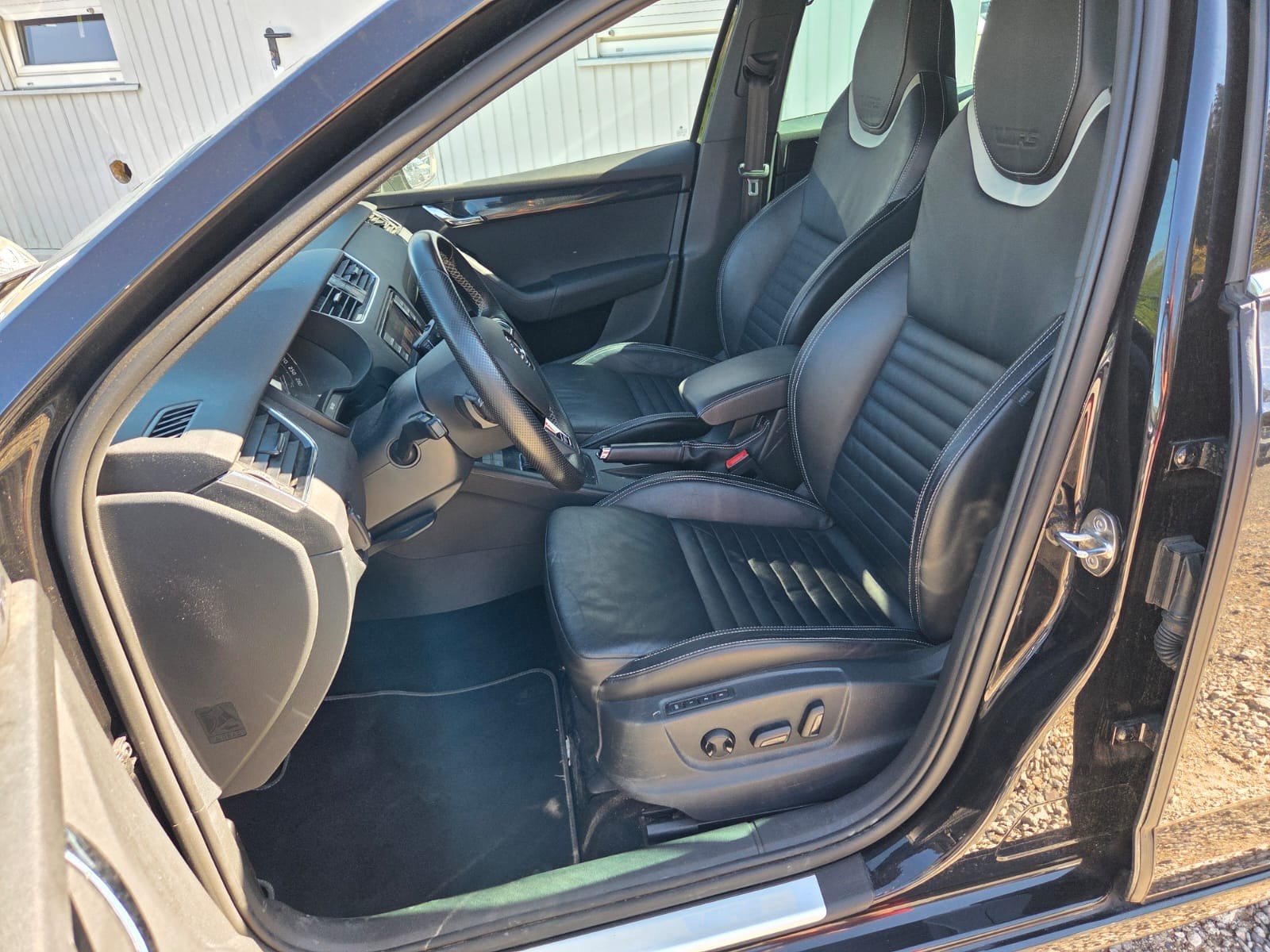 SKODA Octavia Combi 2.0 TSI RS DSG-image-9