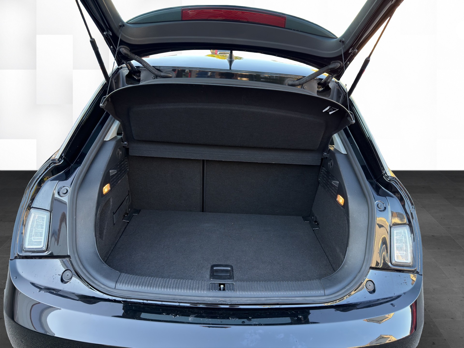 AUDI A1 1.4 TFSI Attraction-image-9