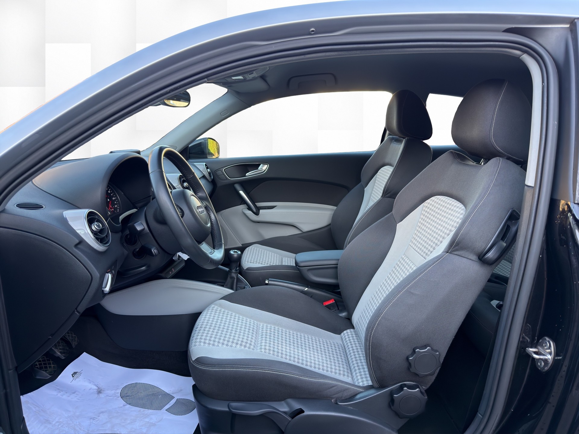 AUDI A1 1.4 TFSI Attraction-image-8