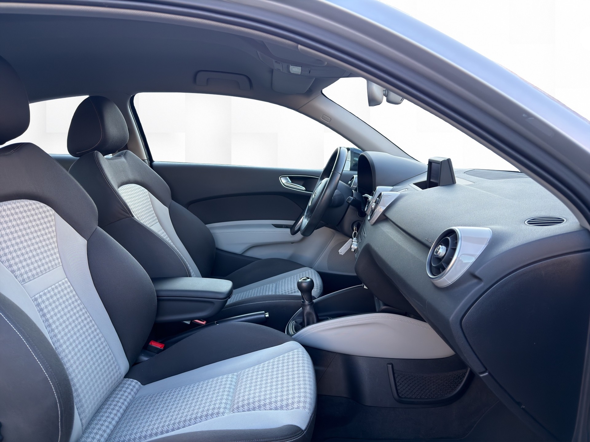 AUDI A1 1.4 TFSI Attraction-image-10