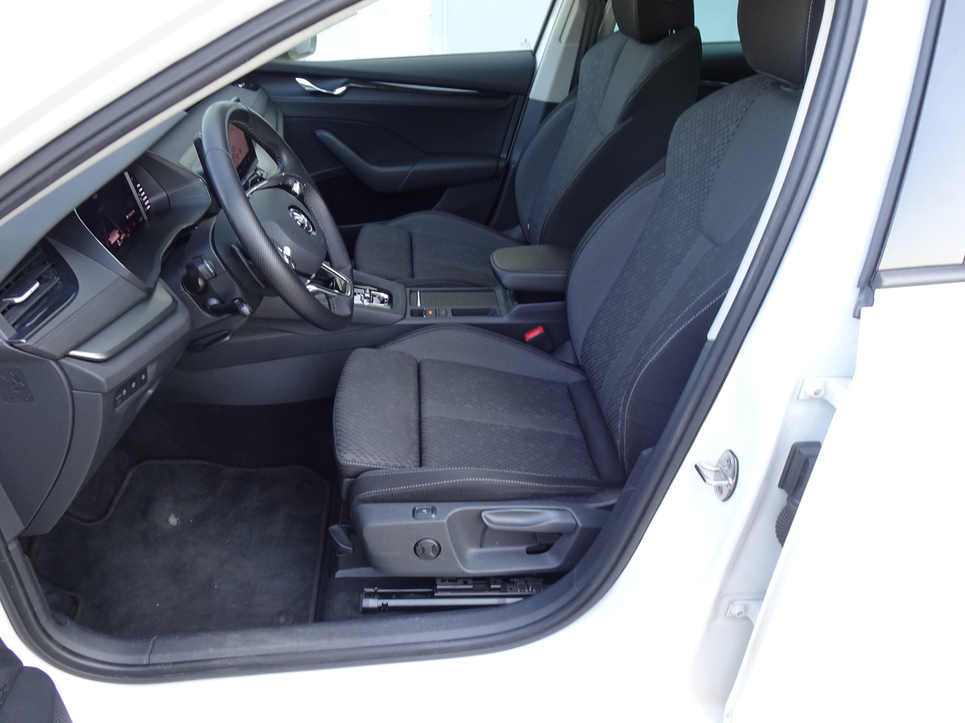 SKODA Octavia Combi 1.5 TSI mHEV DSG Ambition-image-6
