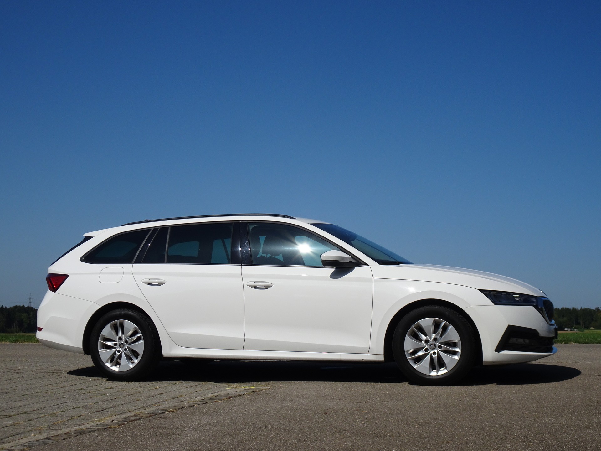 SKODA Octavia Combi 1.5 TSI mHEV DSG Ambition-image-4