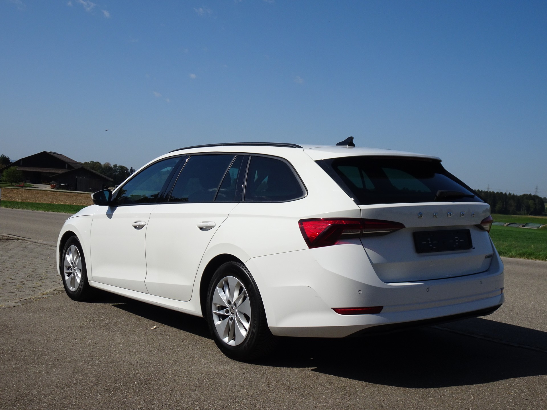 SKODA Octavia Combi 1.5 TSI mHEV DSG Ambition-image-2