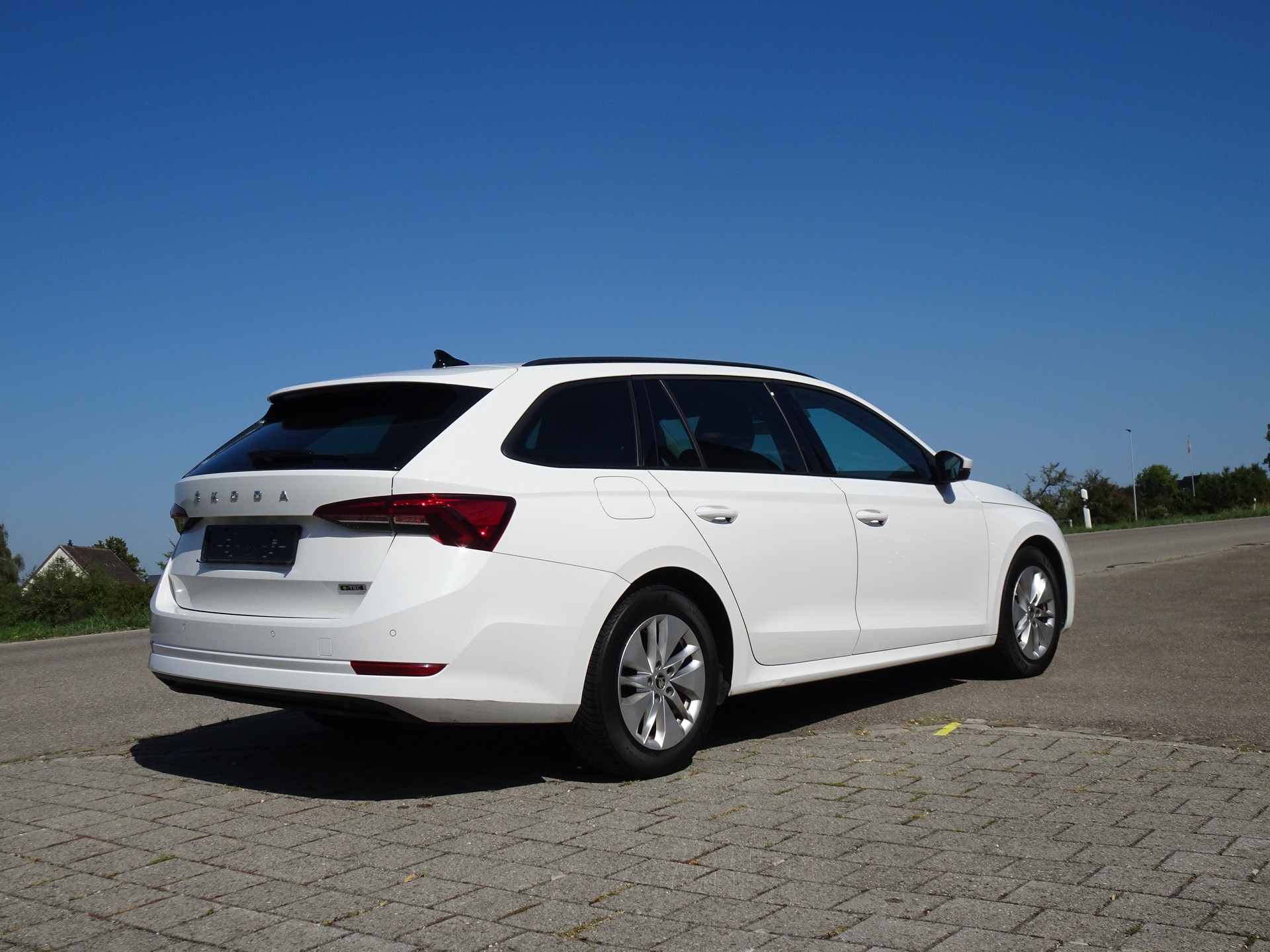 SKODA Octavia Combi 1.5 TSI mHEV DSG Ambition-image-3
