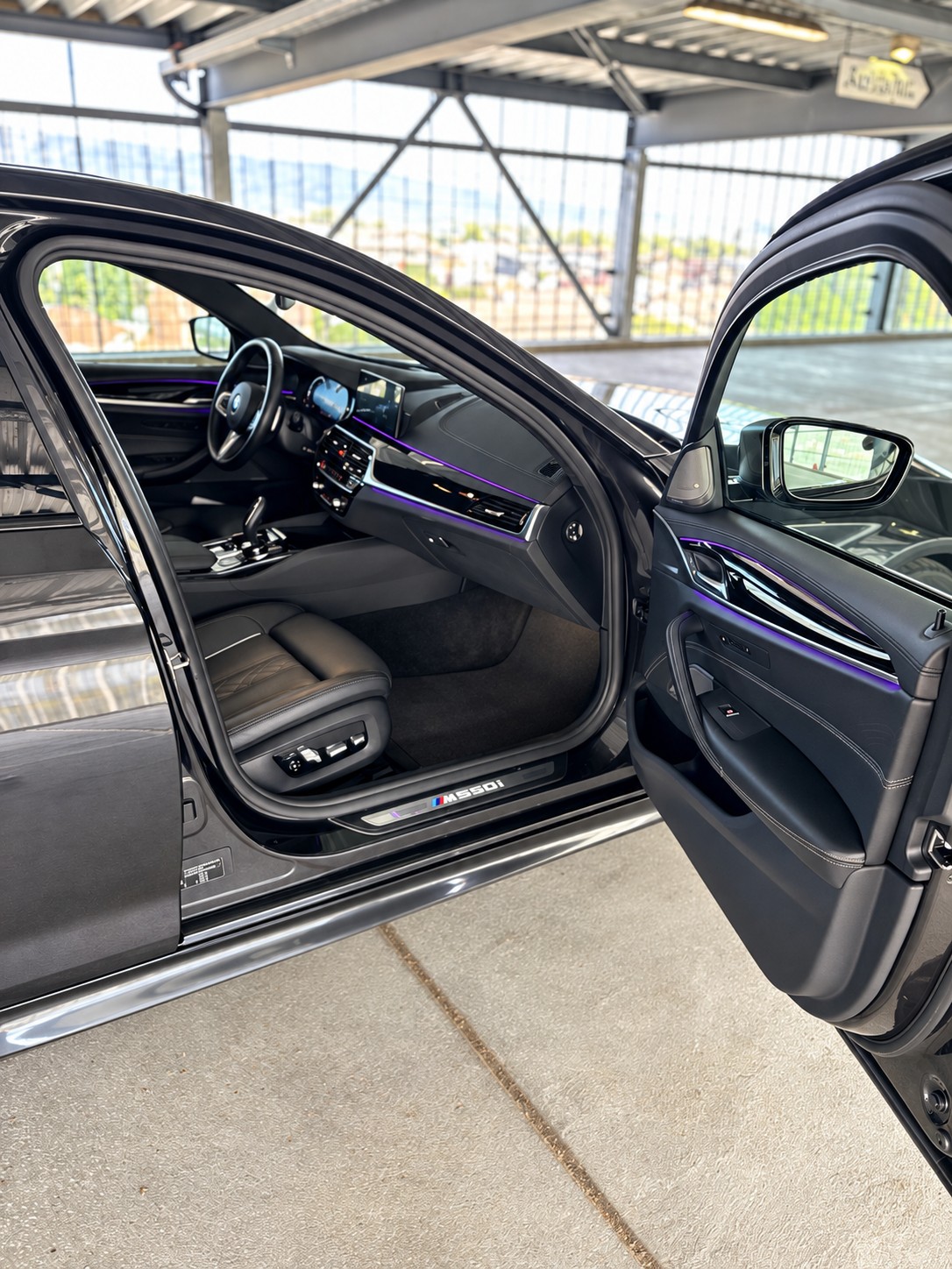 BMW M550i xDrive-image-11