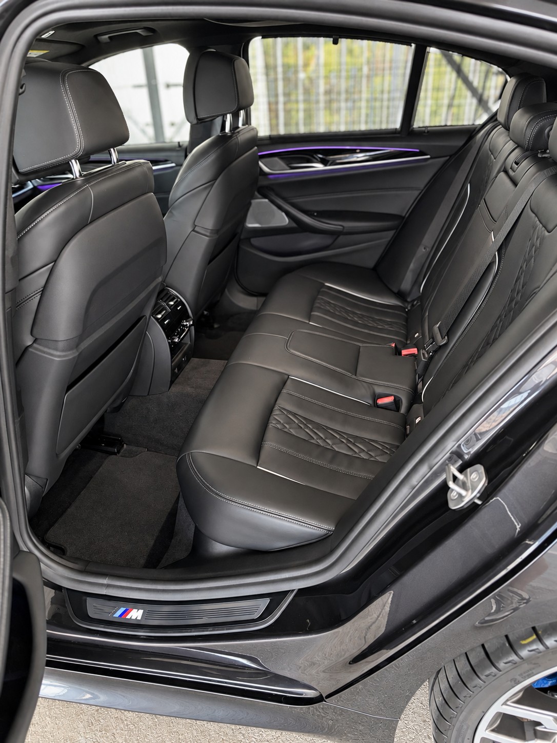 BMW M550i xDrive-image-15