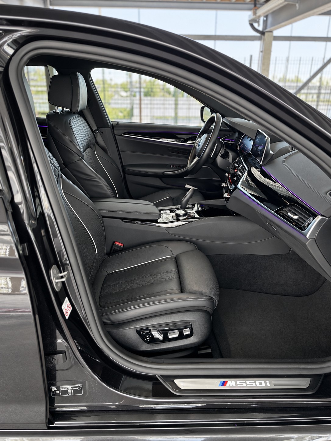 BMW M550i xDrive-image-12