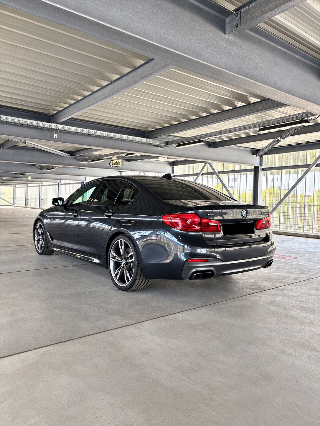 BMW M550i xDrive-image-4
