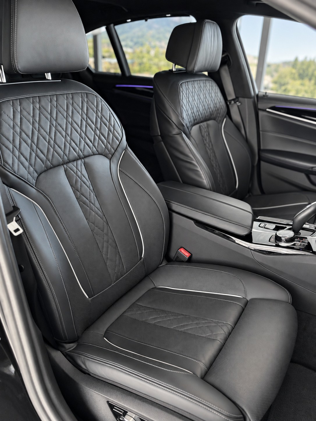 BMW M550i xDrive-image-13