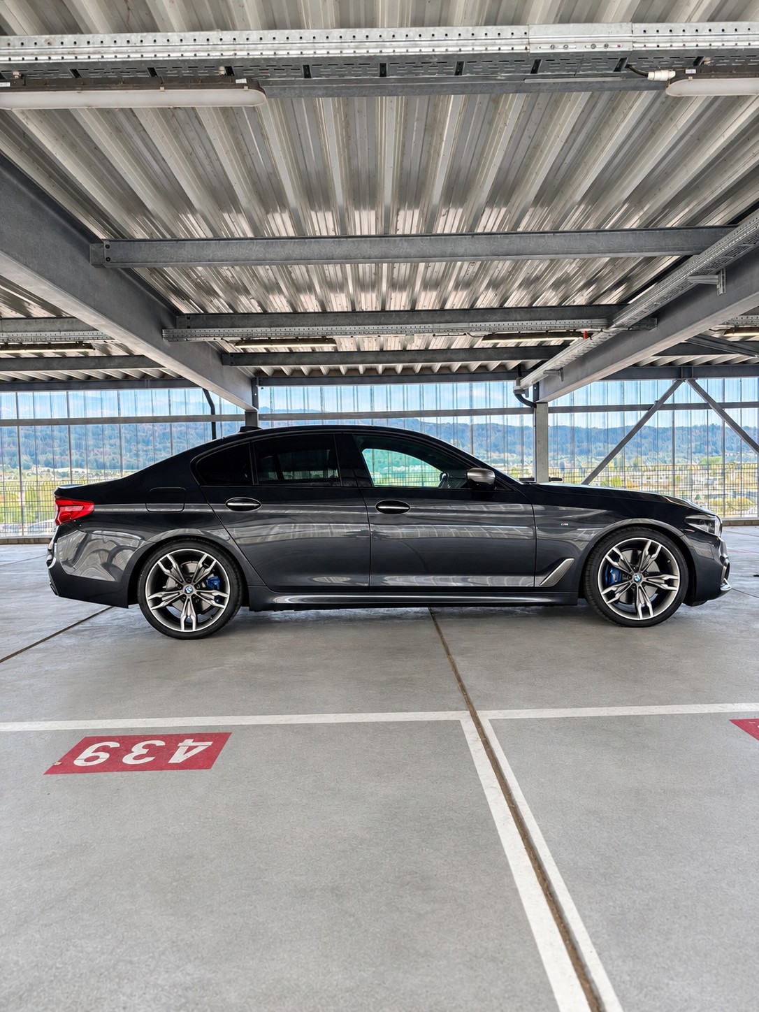 BMW M550i xDrive-image-6