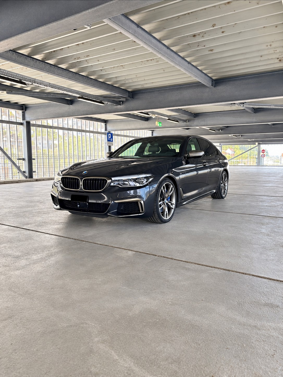 BMW M550i xDrive-image-2