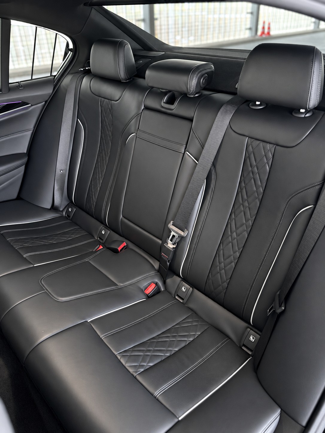BMW M550i xDrive-image-16