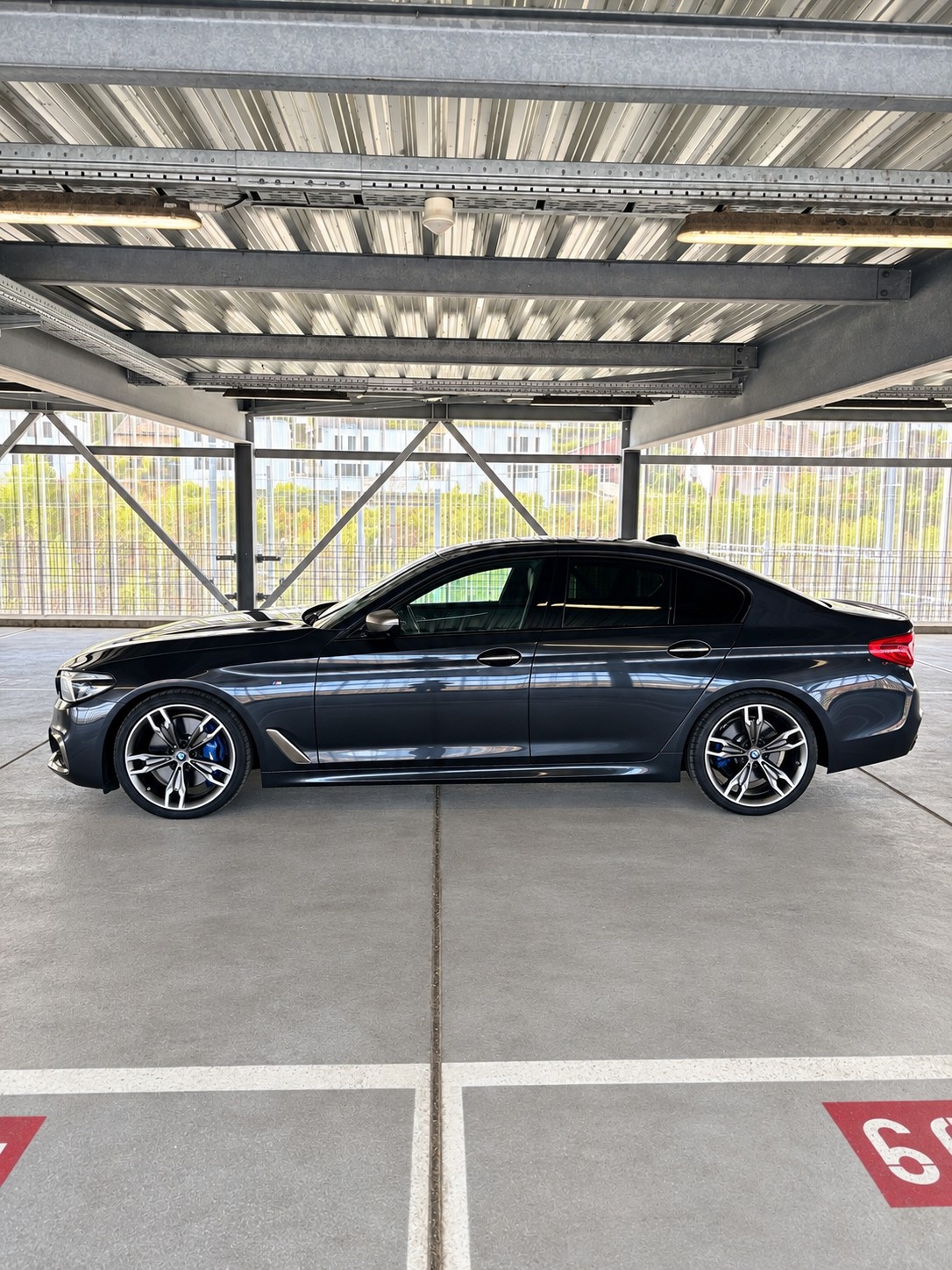 BMW M550i xDrive-image-3