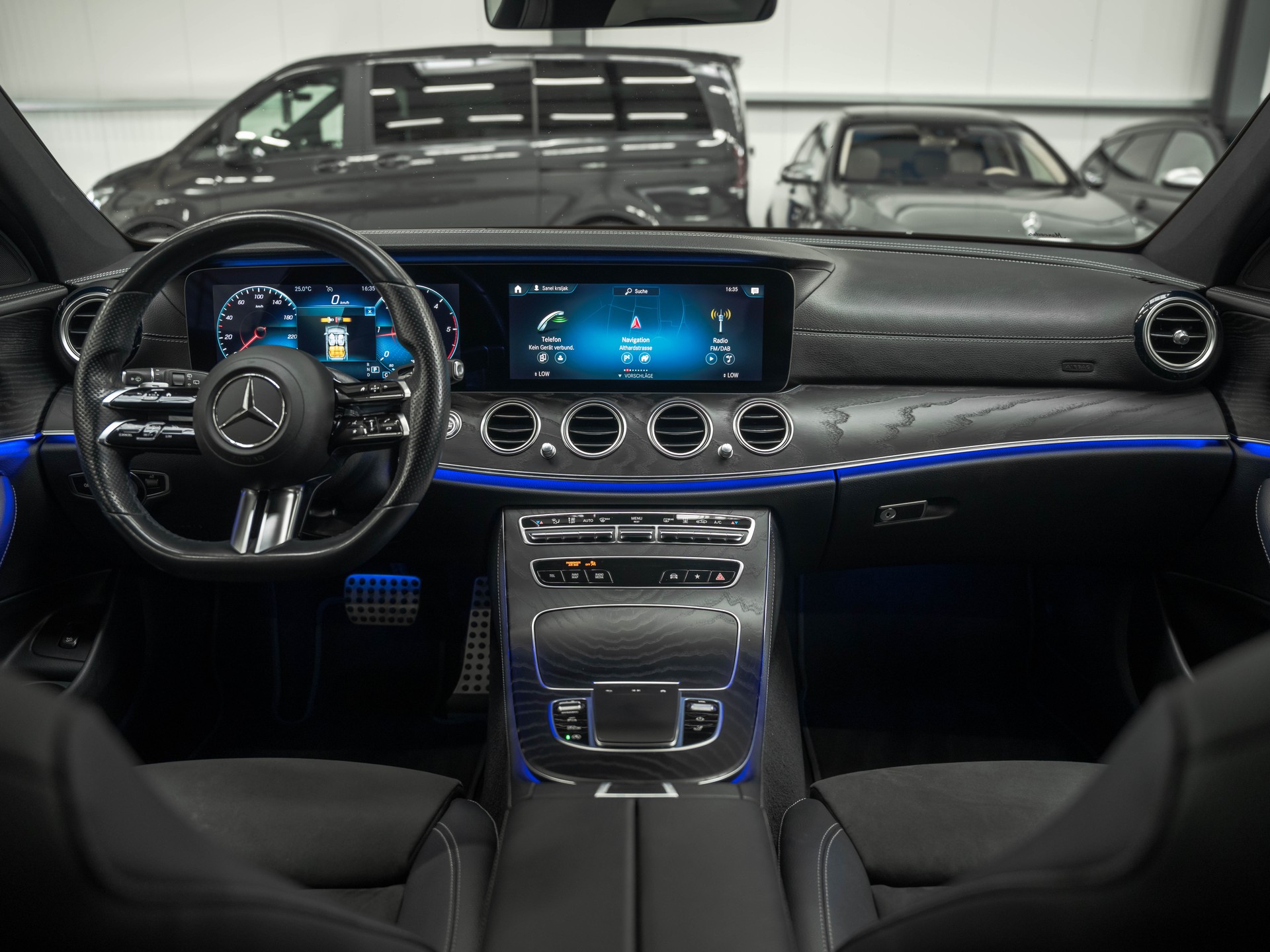 MERCEDES-BENZ E 220 d T 4Matic AMG Line 9G-Tronic-image-6