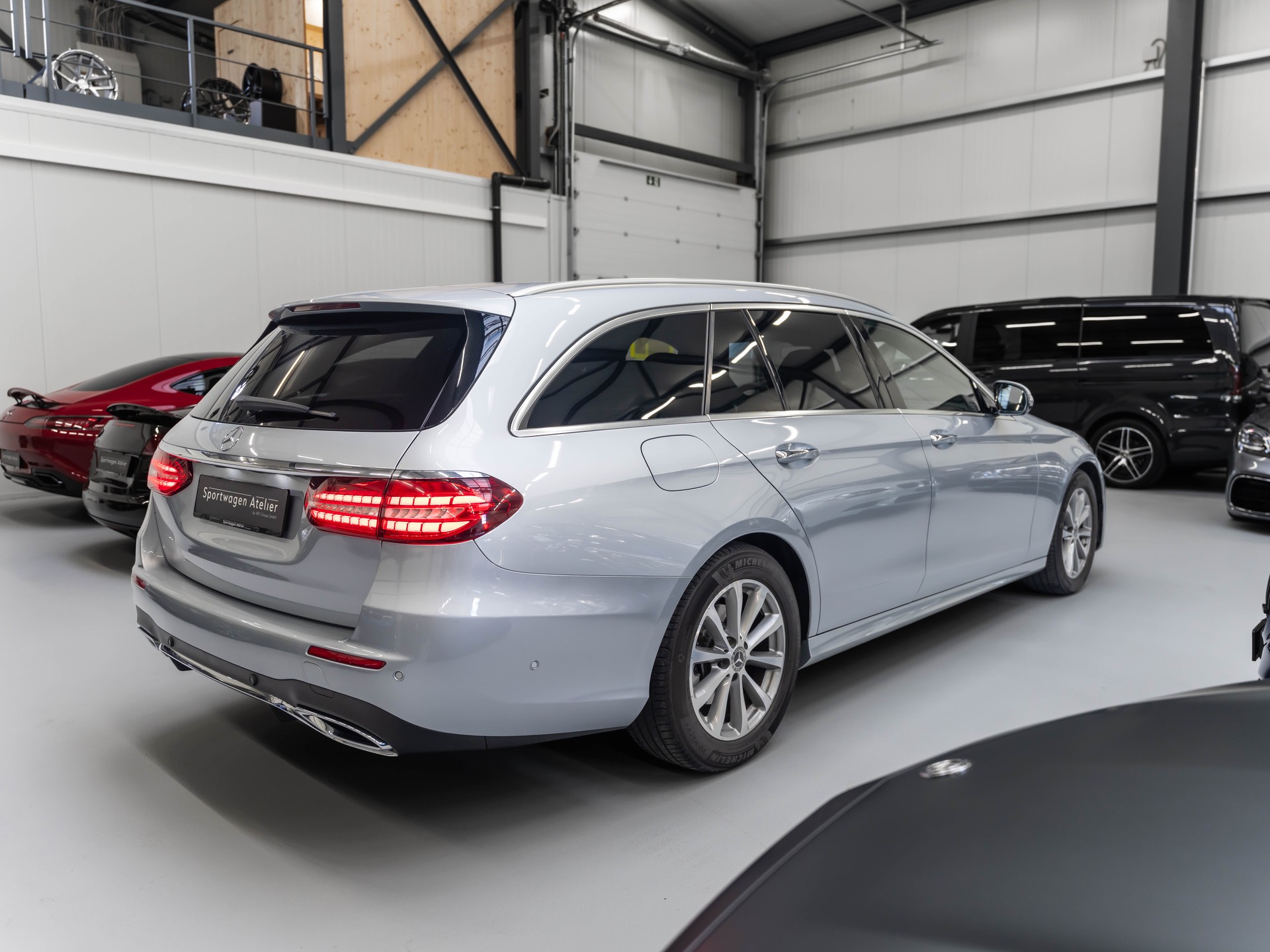 MERCEDES-BENZ E 220 d T 4Matic AMG Line 9G-Tronic-image-3