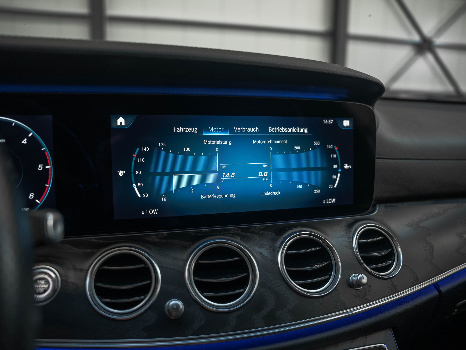 MERCEDES-BENZ E 220 d T 4Matic AMG Line 9G-Tronic-image-27