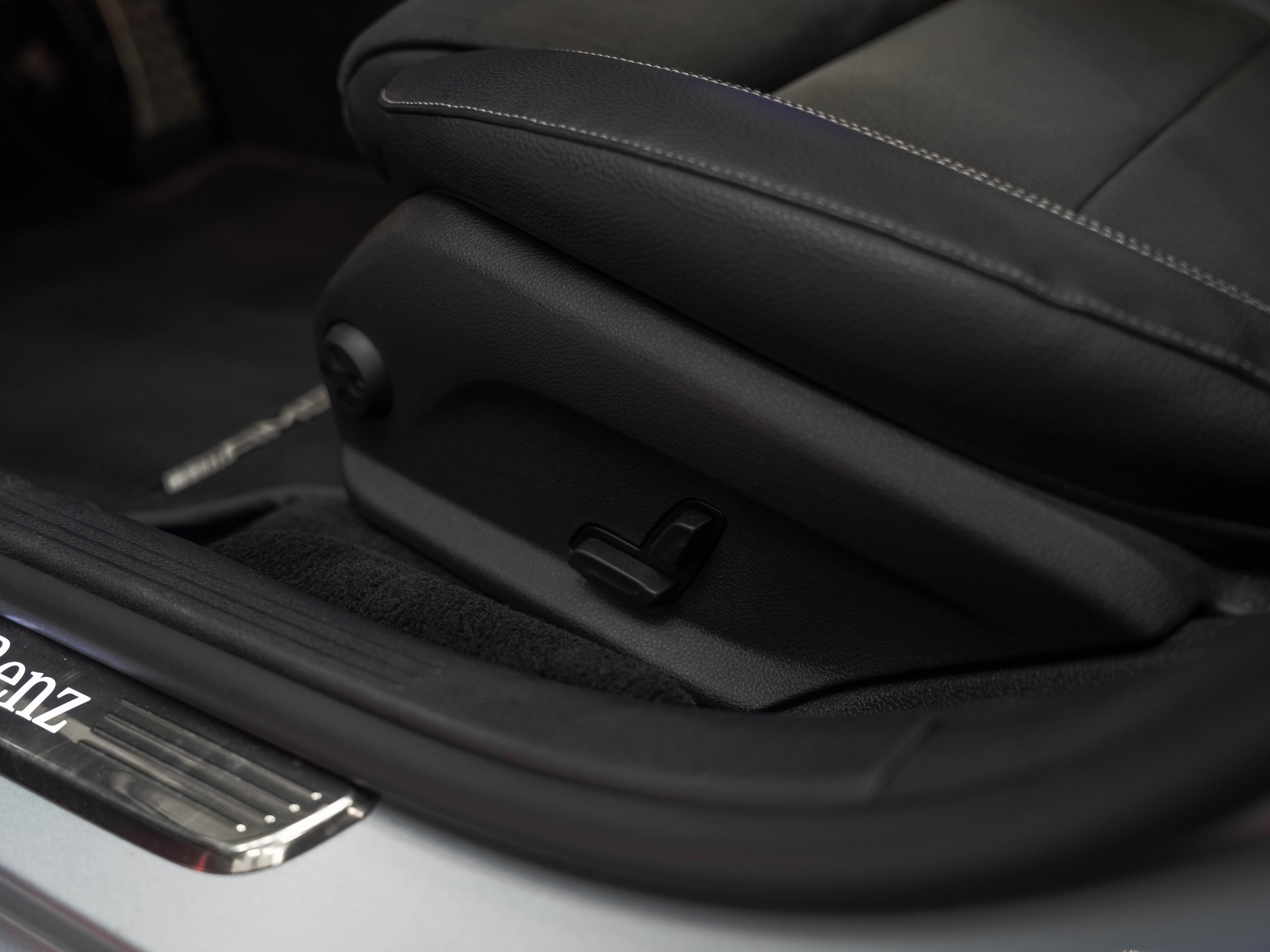 MERCEDES-BENZ E 220 d T 4Matic AMG Line 9G-Tronic-image-19