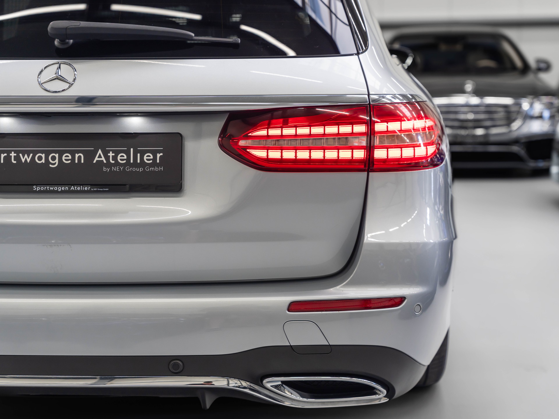 MERCEDES-BENZ E 220 d T 4Matic AMG Line 9G-Tronic-image-15