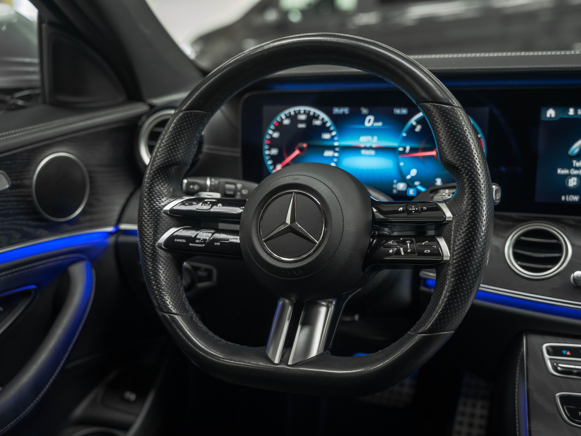 MERCEDES-BENZ E 220 d T 4Matic AMG Line 9G-Tronic-image-21