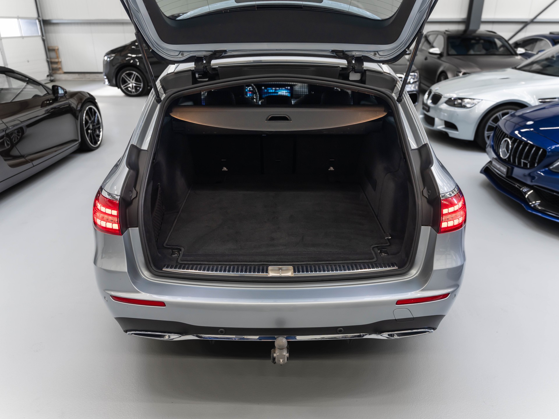 MERCEDES-BENZ E 220 d T 4Matic AMG Line 9G-Tronic-image-30