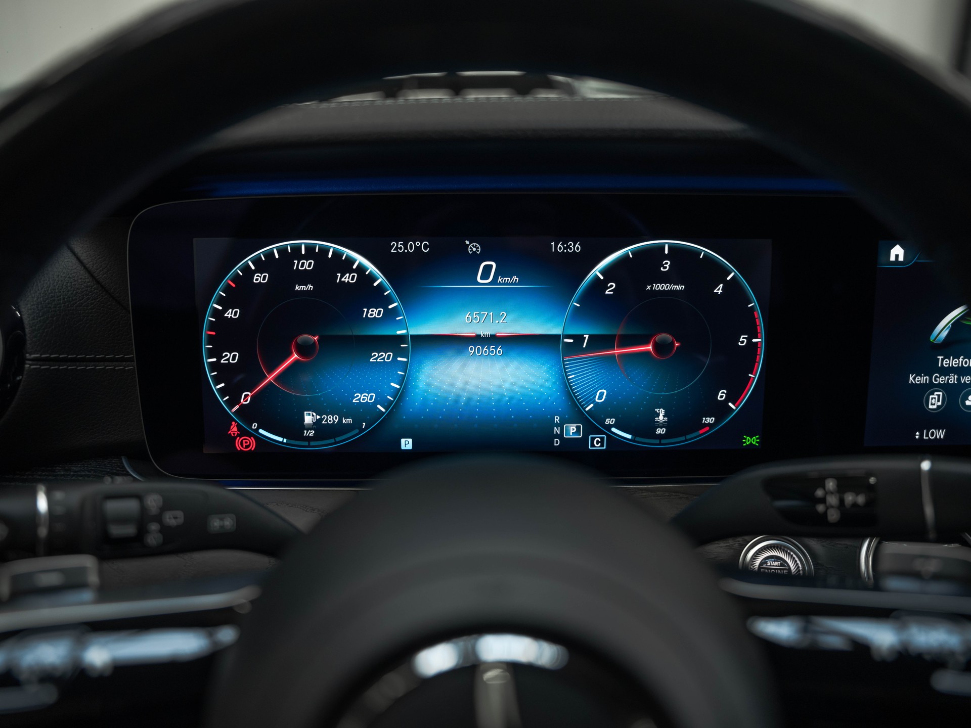 MERCEDES-BENZ E 220 d T 4Matic AMG Line 9G-Tronic-image-22