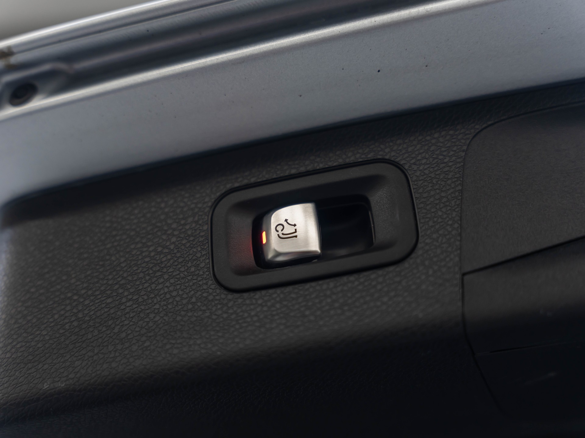 MERCEDES-BENZ E 220 d T 4Matic AMG Line 9G-Tronic-image-29
