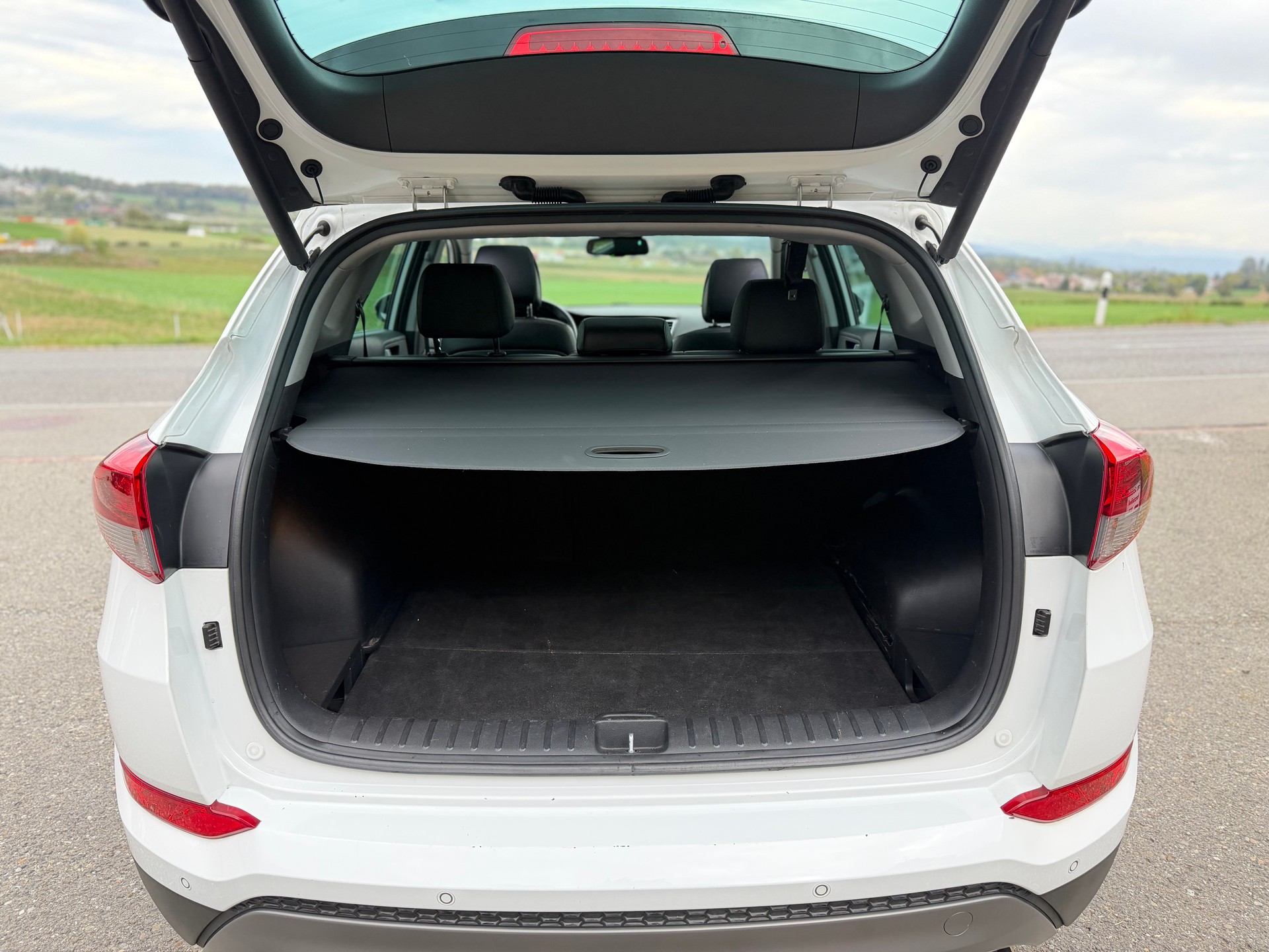 HYUNDAI Tucson 2.0 CRDI Launch Edition 4WD Automatic-image-7