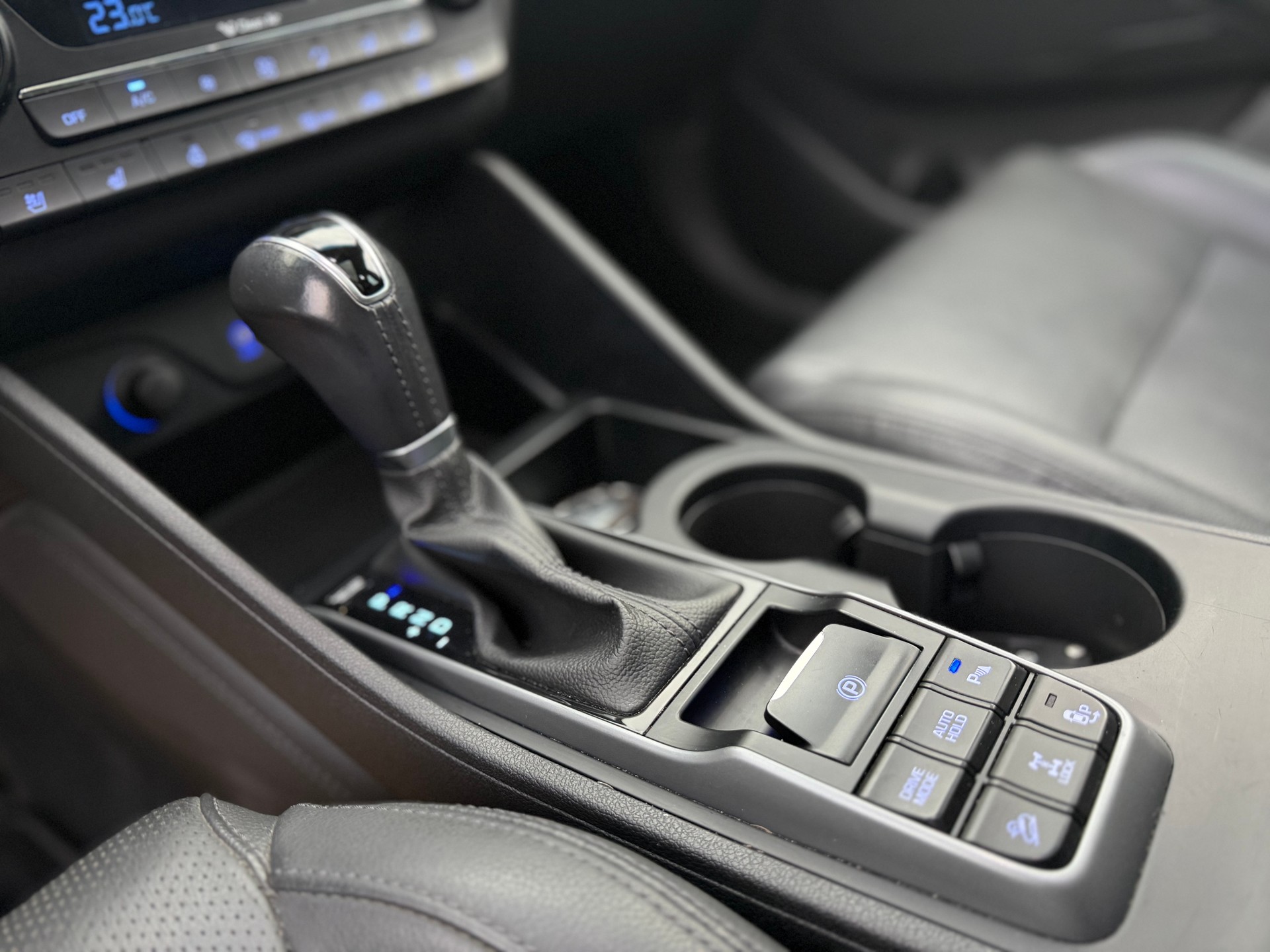 HYUNDAI Tucson 2.0 CRDI Launch Edition 4WD Automatic-image-14