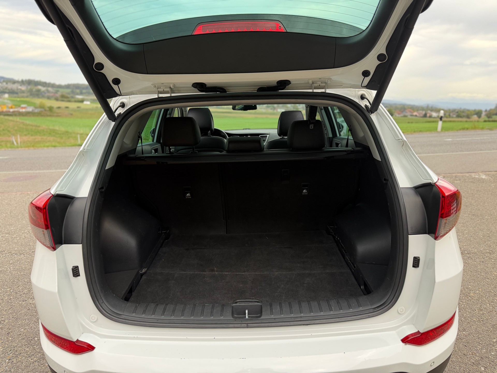 HYUNDAI Tucson 2.0 CRDI Launch Edition 4WD Automatic-image-8